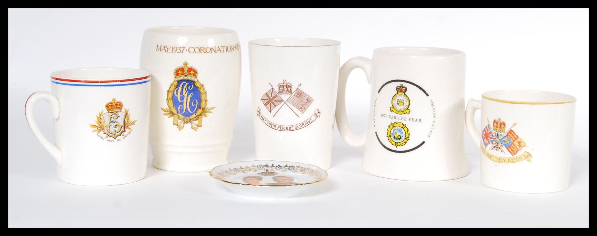 A collection of early 20th century Art Deco ceramic commemorative wears to include a 1911 beaker for - Bild 3 aus 4