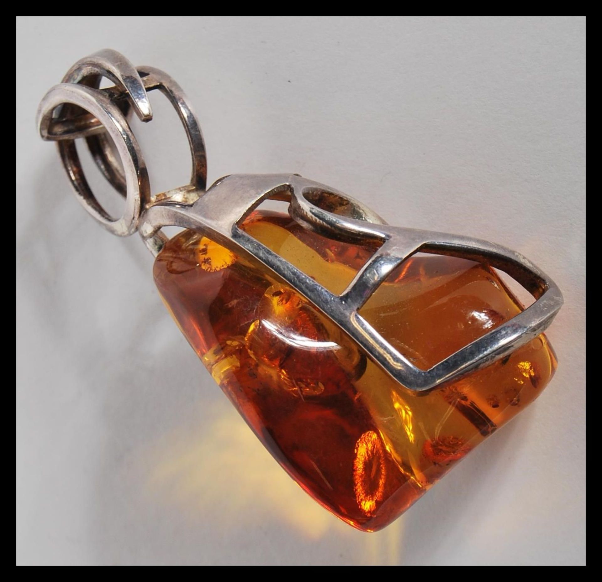 A vintage large amber necklace pendant having a sterling silver 925 necklace mount. Total weight - Bild 3 aus 4