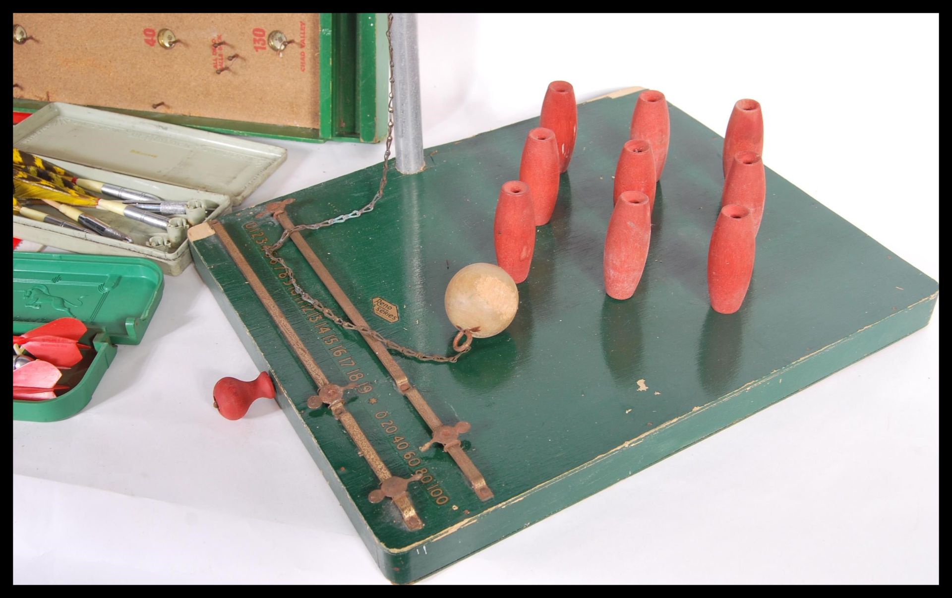 A group of vintage bar / pub games to include a set of bar skittles, a Chad Valley bagatelle - Bild 4 aus 5