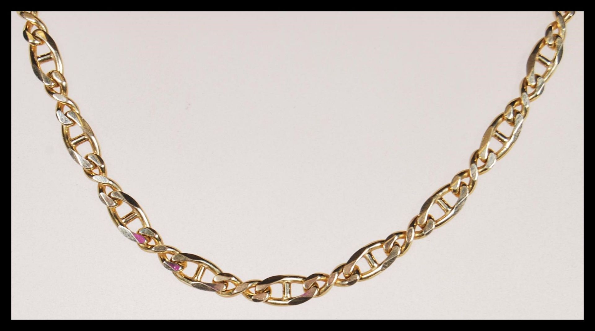 A hallmarked 9ct gold Italian curb link necklace chain having a lobster claw clasp. Weighs 18.6