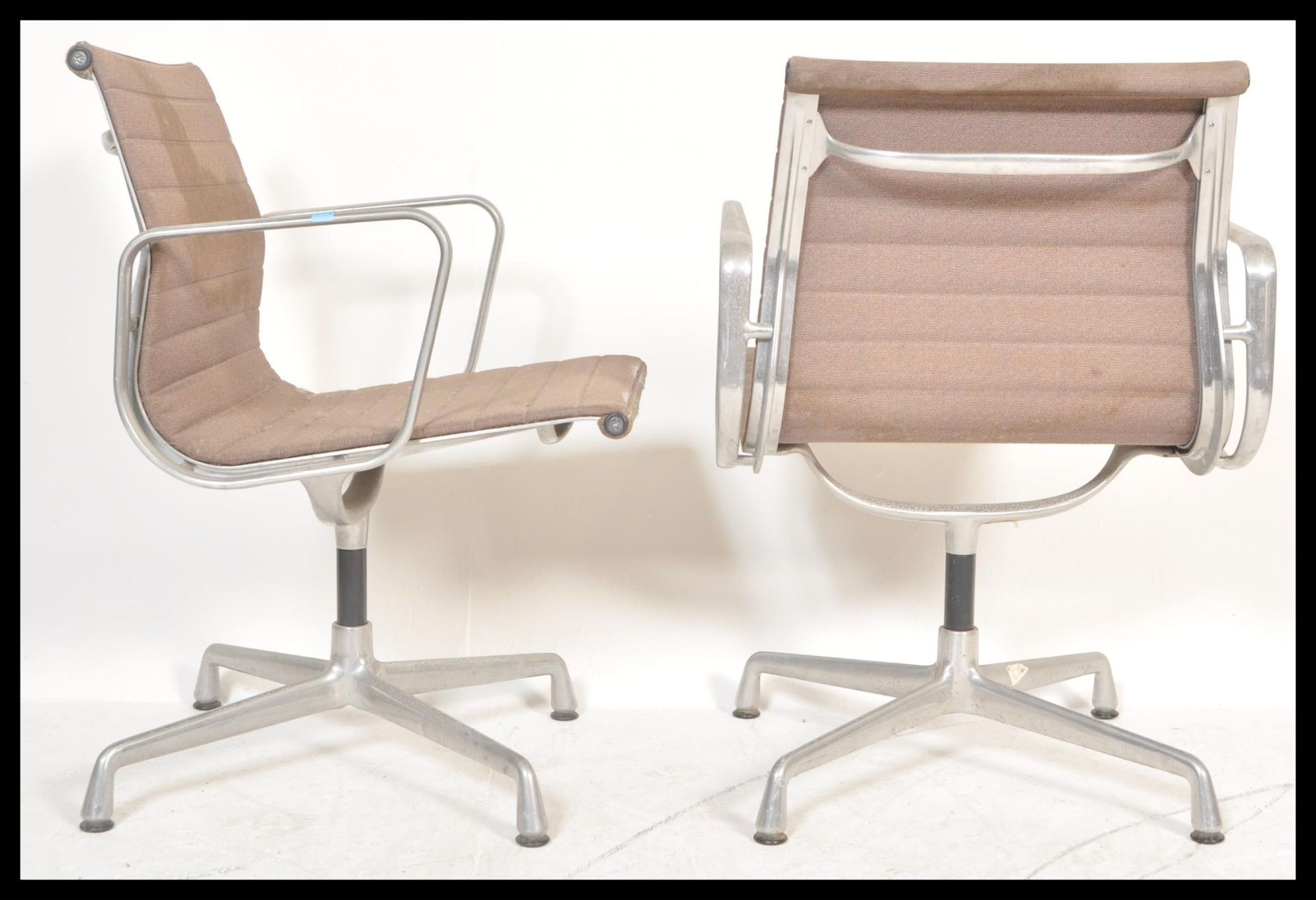 Charles & Ray Eames - Vitra - EA 107 - Aluminium Group - A pair of retro vintage swivel desk / - Bild 5 aus 5