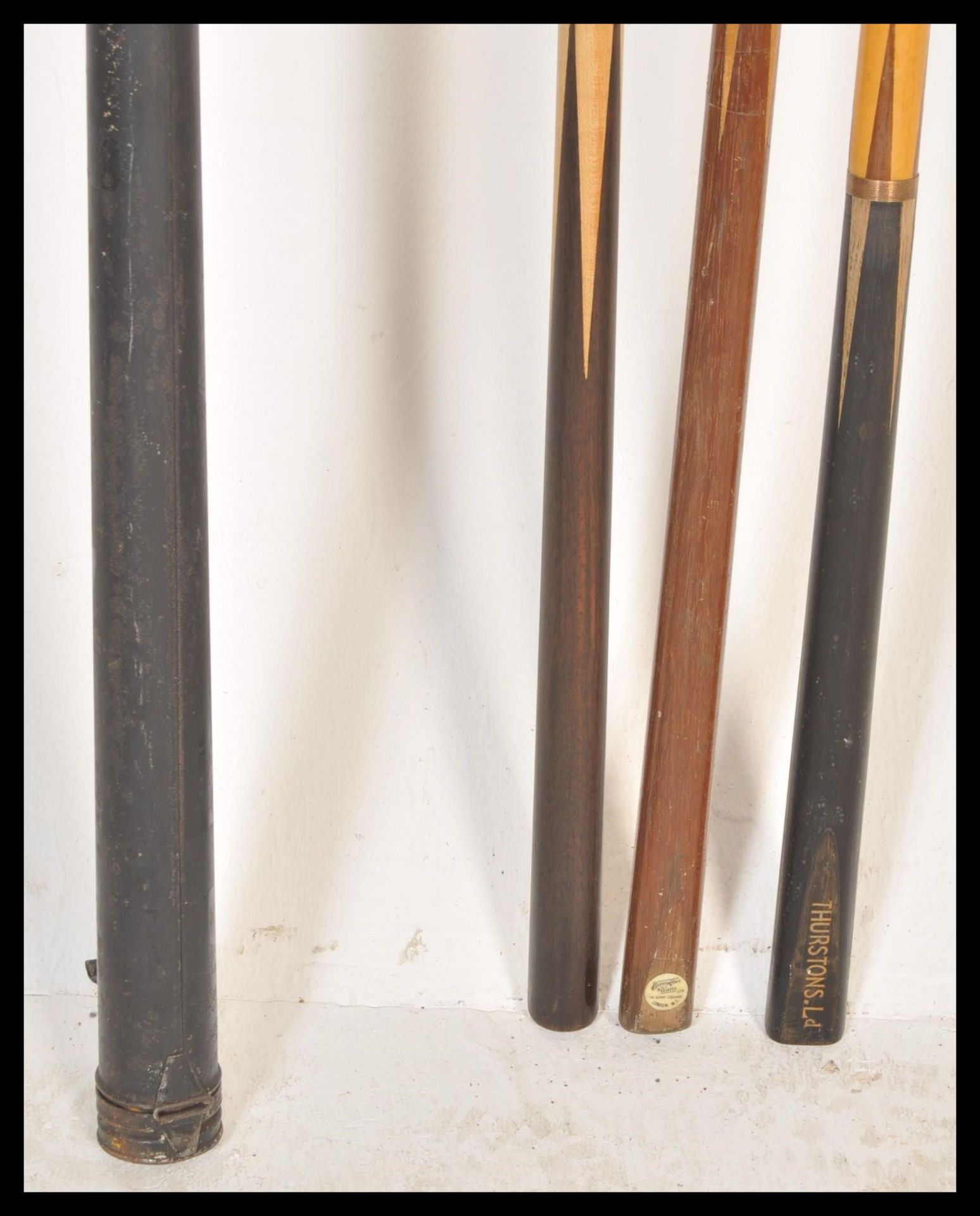 A collection of three vintage 20th Century Snooker / Billiards cues to include a  Joe Davis ' - Bild 3 aus 6