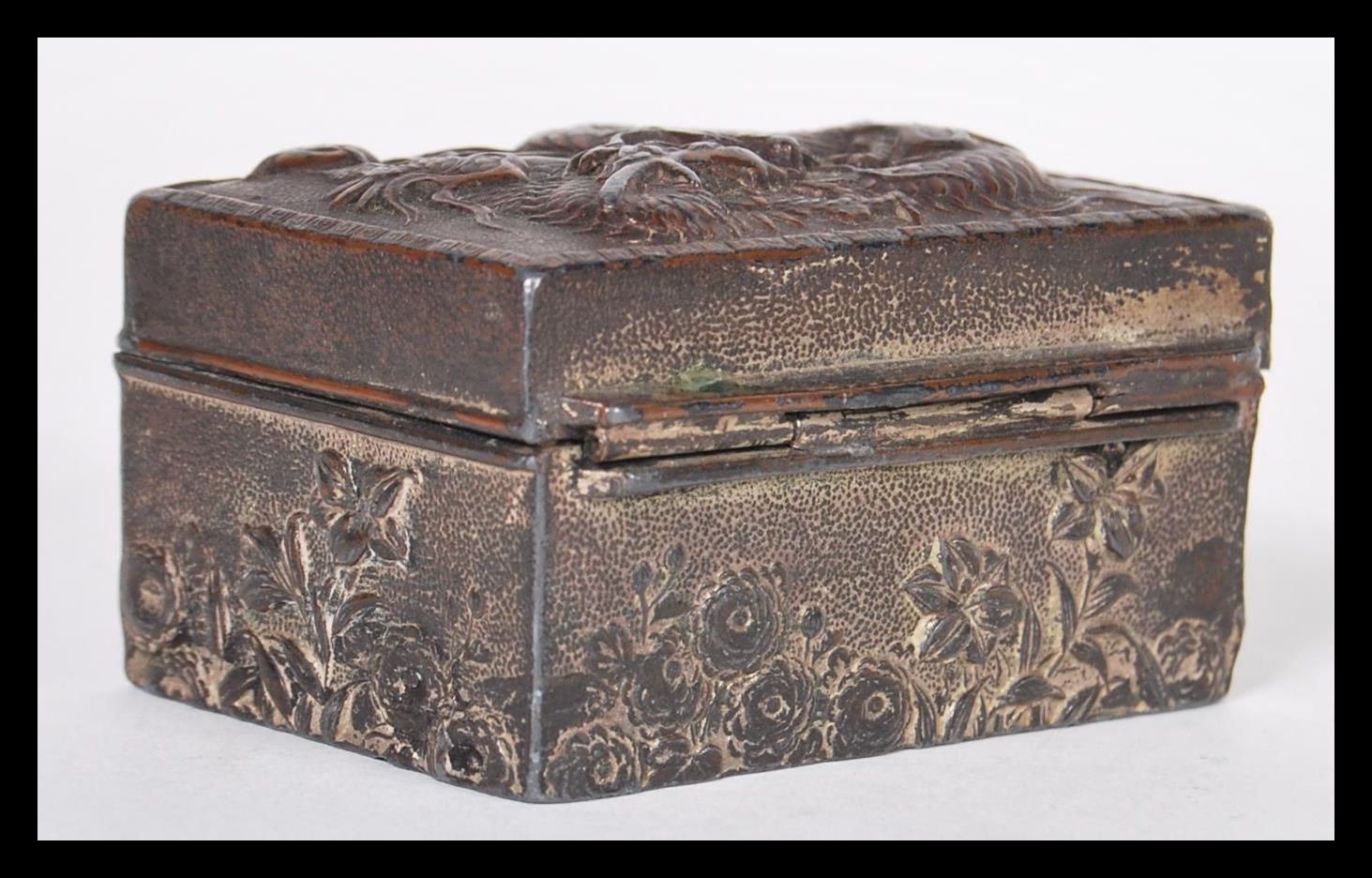 A 19th Century Chinese white metal snuff box / pill pot having relief decoration depicting a - Image 2 of 5