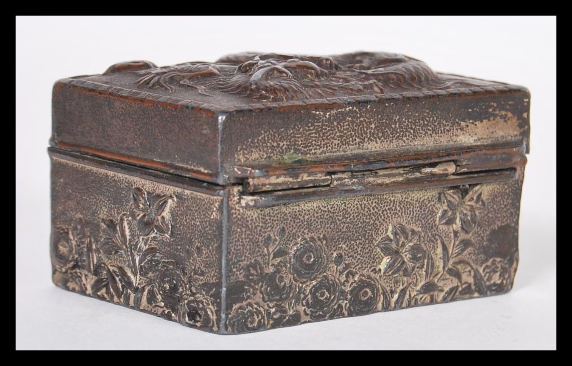 A 19th Century Chinese white metal snuff box / pill pot having relief decoration depicting a - Bild 2 aus 5