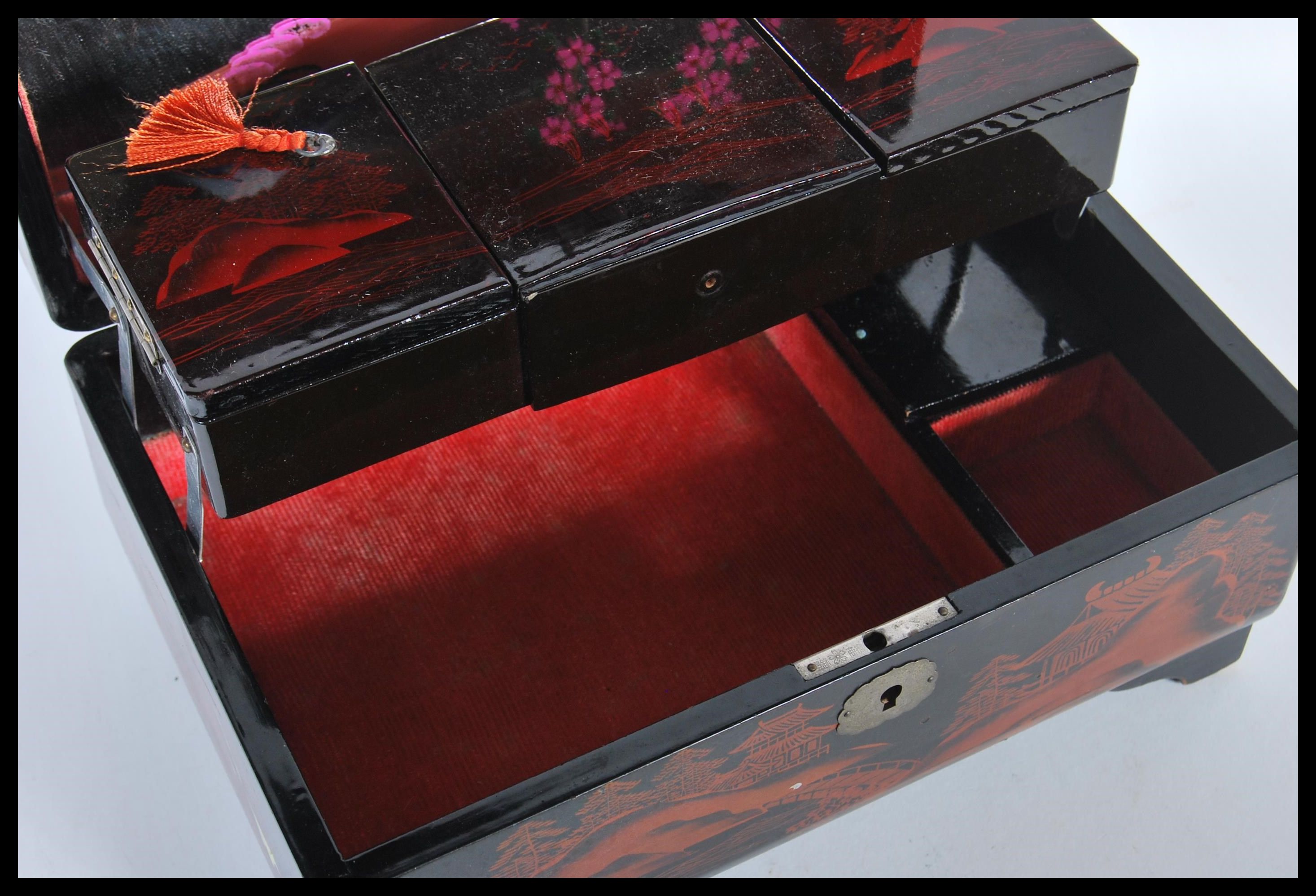 A 20th Century Japanese black lacquer jewellery box having hand painted and abalone shell inlaid - Image 6 of 6
