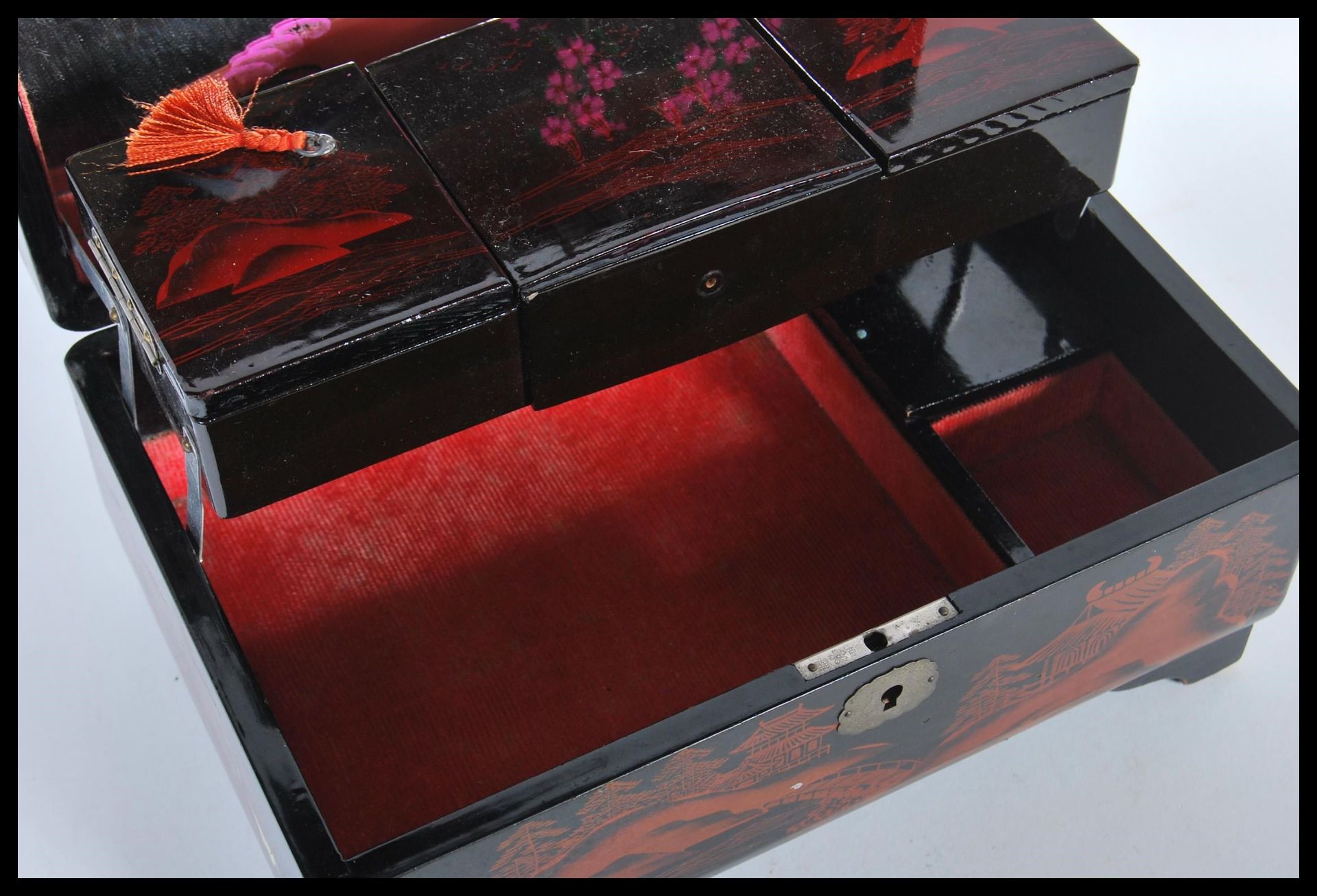 A 20th Century Japanese black lacquer jewellery box having hand painted and abalone shell inlaid - Bild 6 aus 6