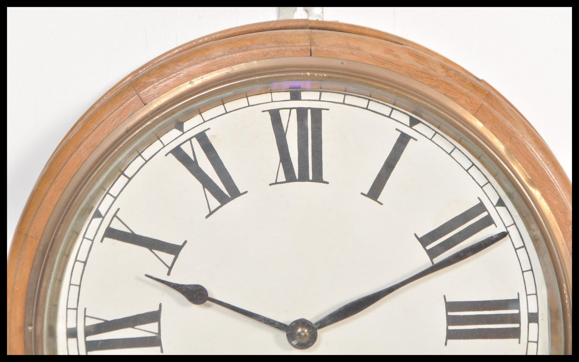 An early 20th Century Edwardian mahogany cased Station clock, the circular clock with Roman - Bild 3 aus 5