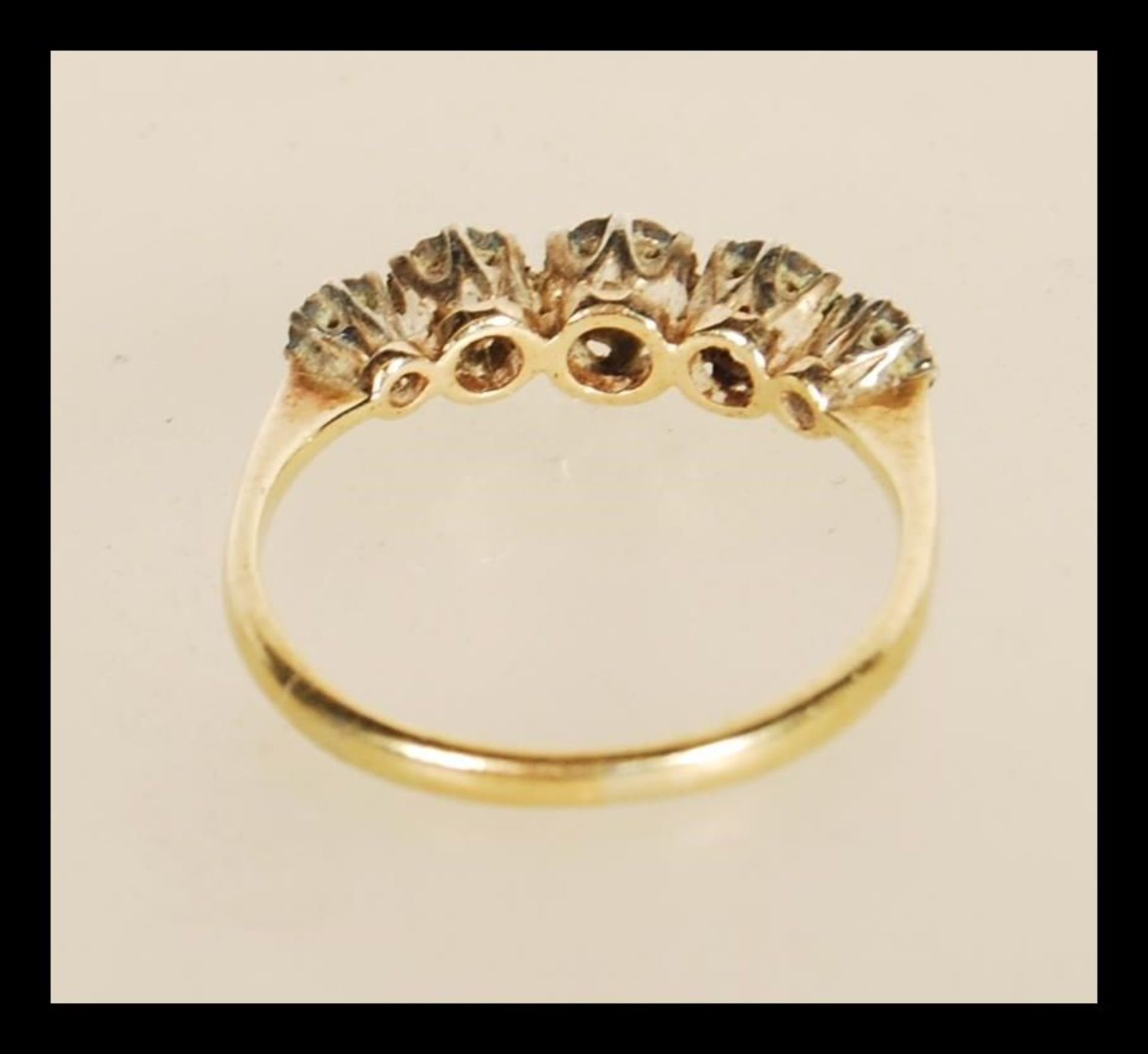 A stamped 18ct gold ring illusion set with five old cut diamonds. Weight 2.5g. Size O. - Bild 3 aus 4