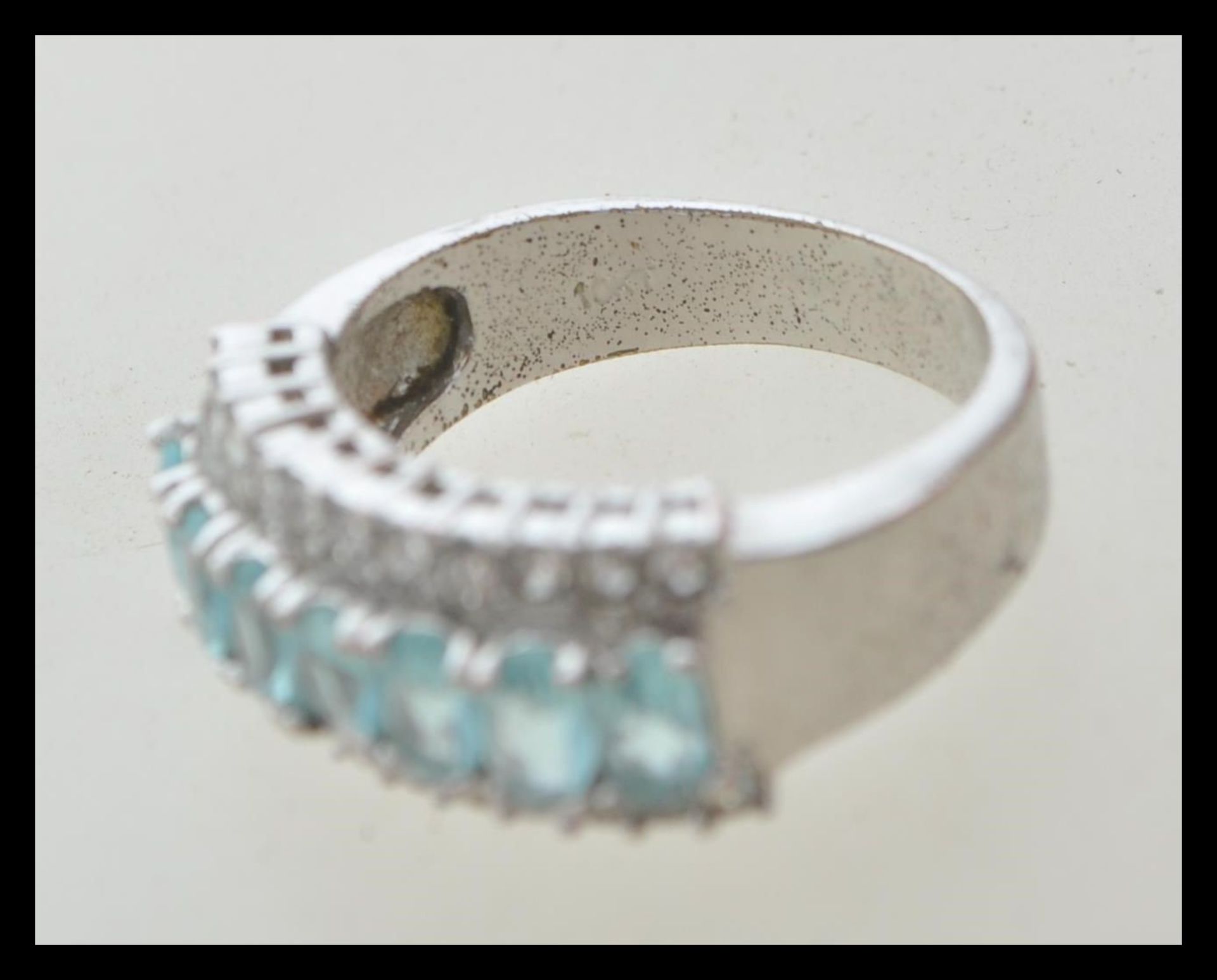 A white metal stamped 10k dress ring having central line of blue faceted stones flanked by two - Bild 3 aus 4