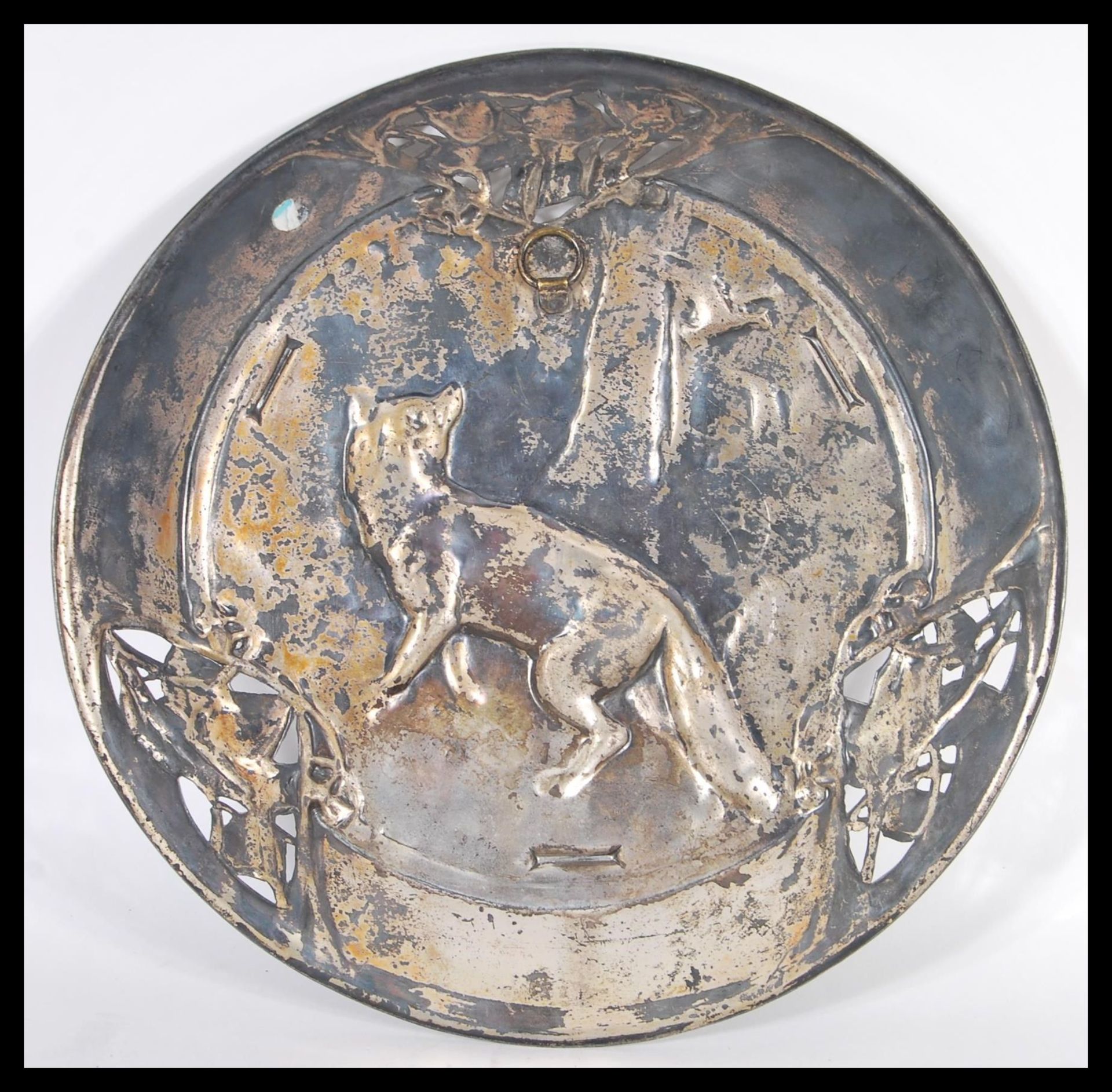 A 20th Century pewter wall charger having a raised scene of a fox in woodland with a bird flying - Bild 3 aus 4