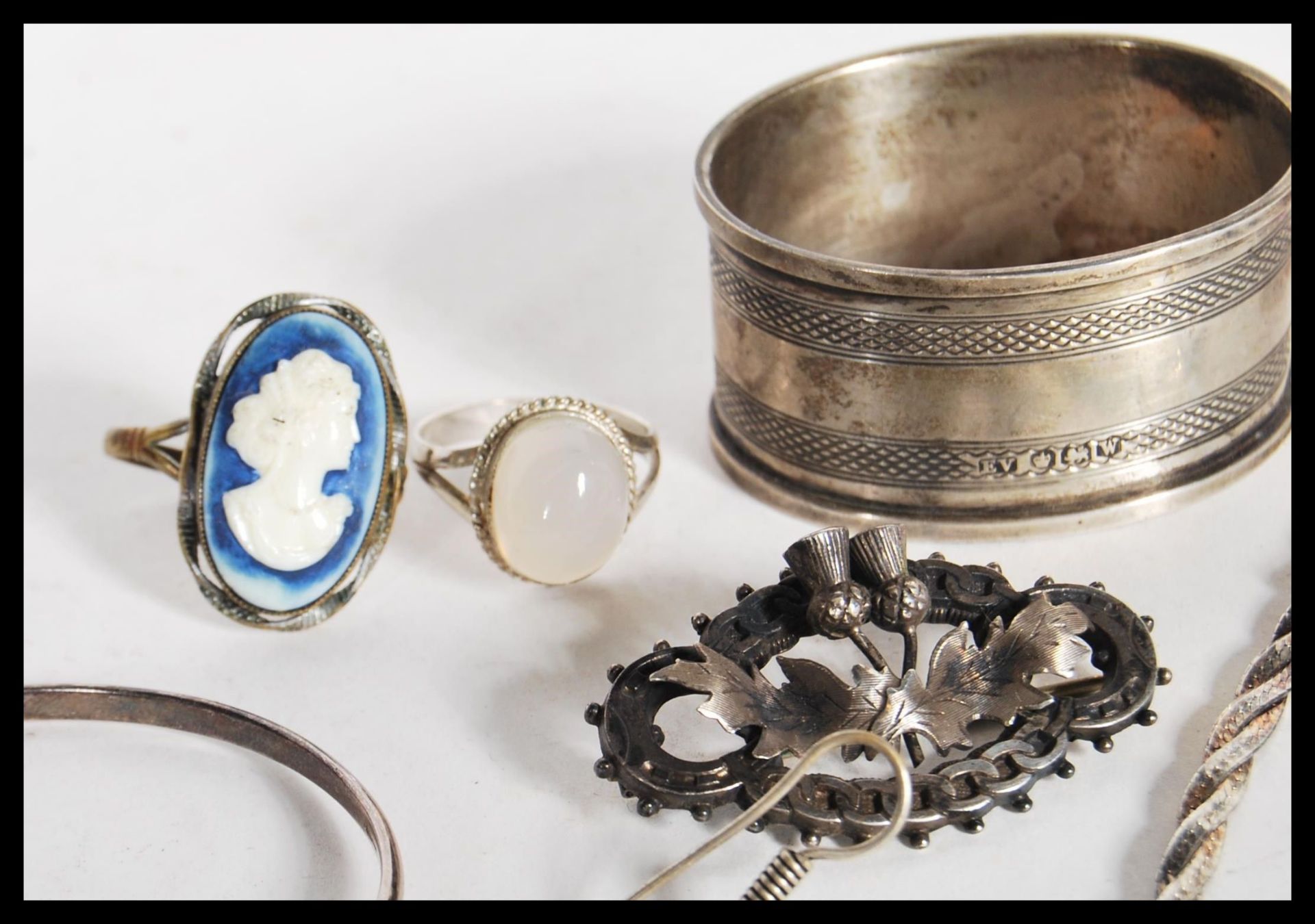 A group of hallmarked silver and sterling silver jewellery to include brooches, cameo, Scottish - Bild 7 aus 7
