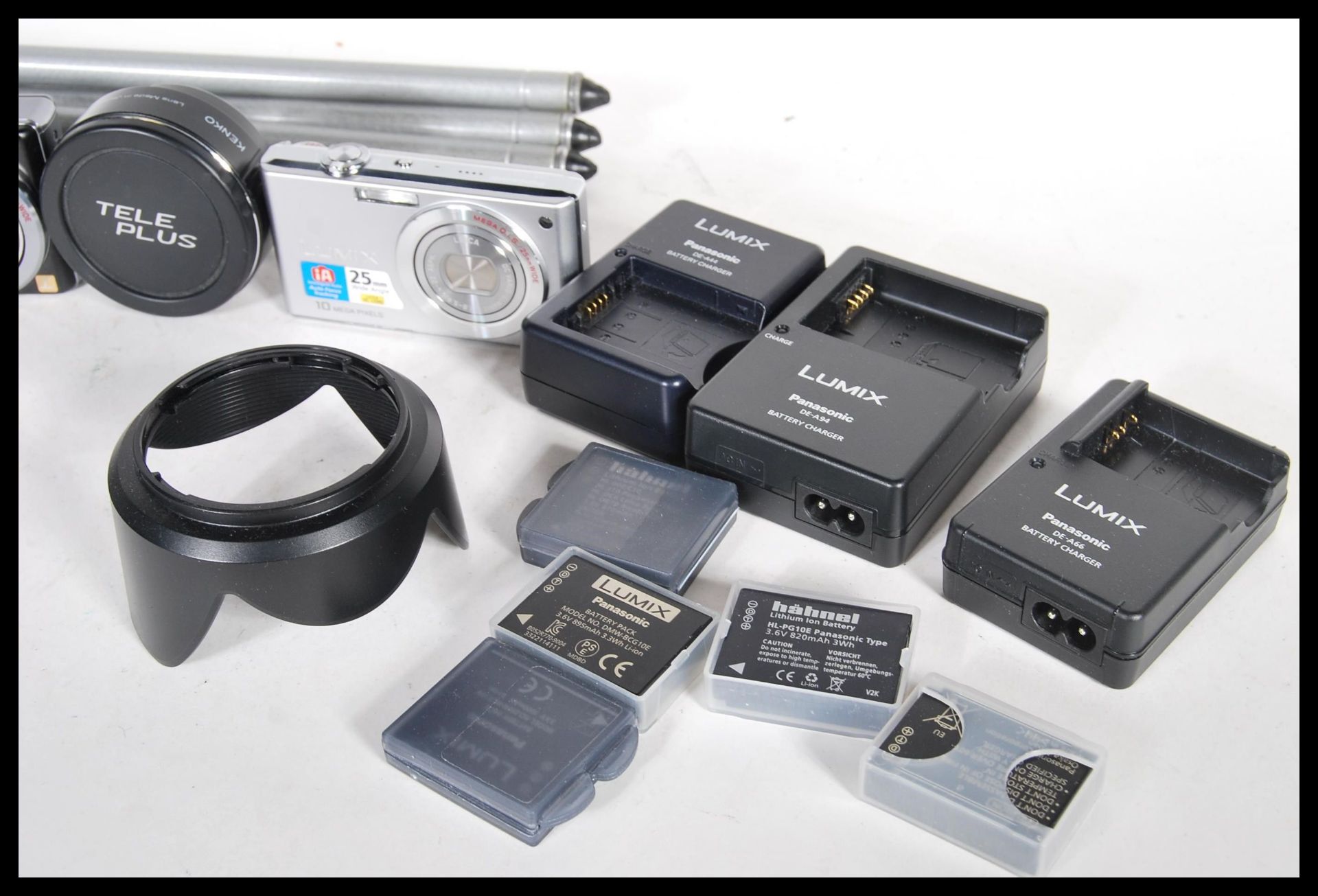 A collection of digital cameras to include an Olympus, Lumix cameras, accessories, Canon - Bild 5 aus 6
