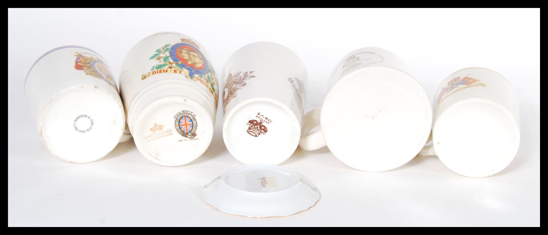 A collection of early 20th century Art Deco ceramic commemorative wears to include a 1911 beaker for - Bild 4 aus 4