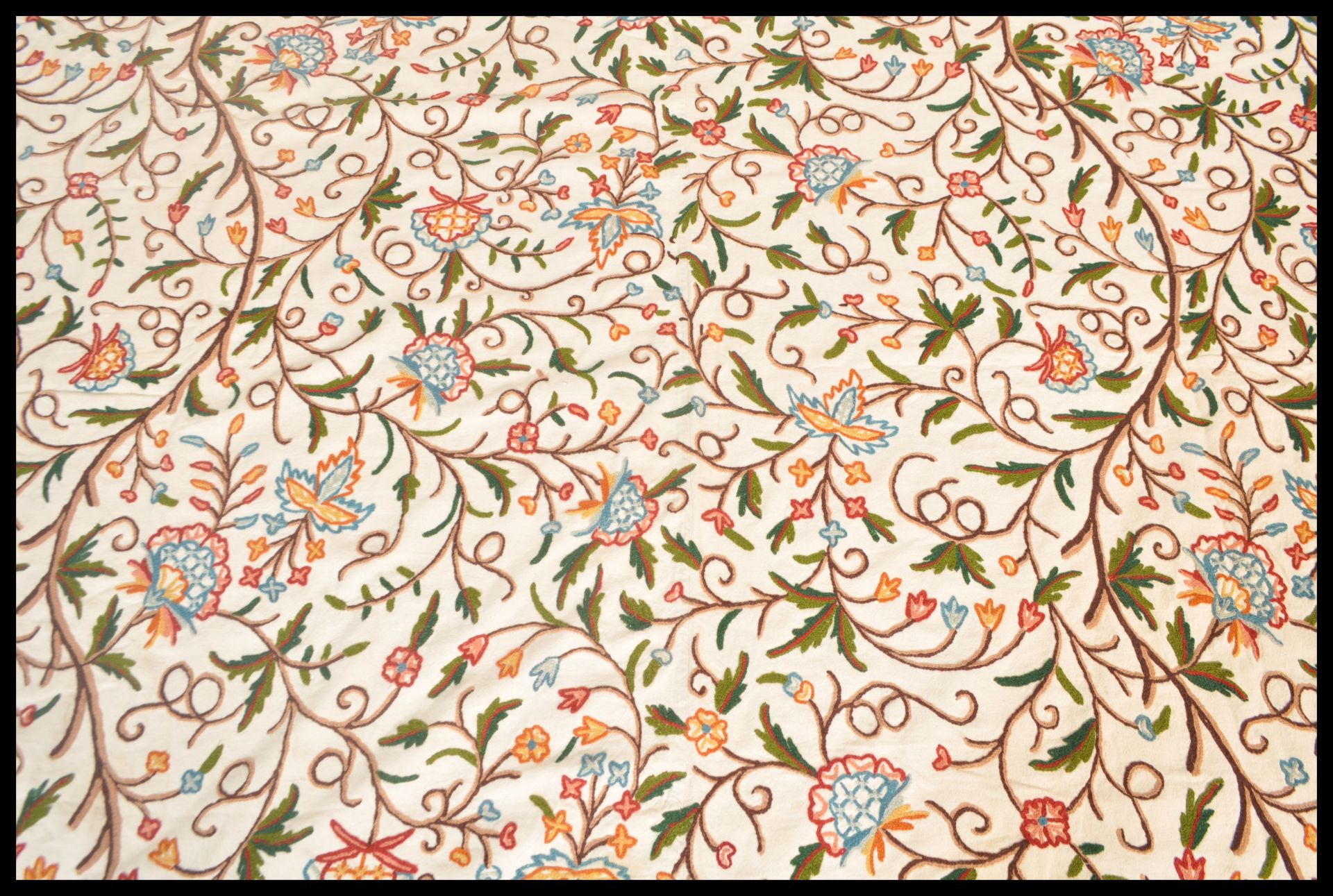 A 20th Century embroidered crewel work throw blanket on a woven white fabric ground with embroidered - Bild 2 aus 4