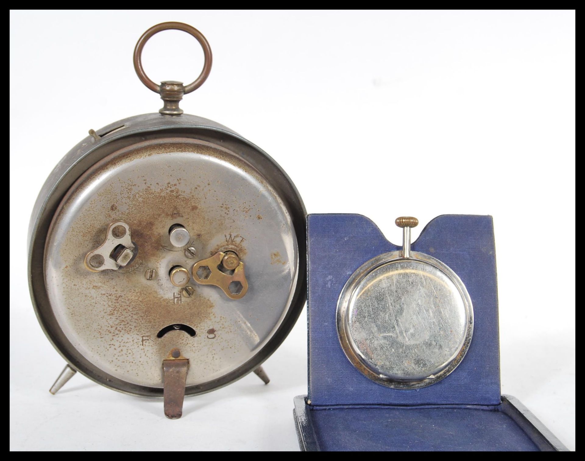 A vintage early 20th Century brass travel car pocket watch clock in folding leather case along - Bild 3 aus 4