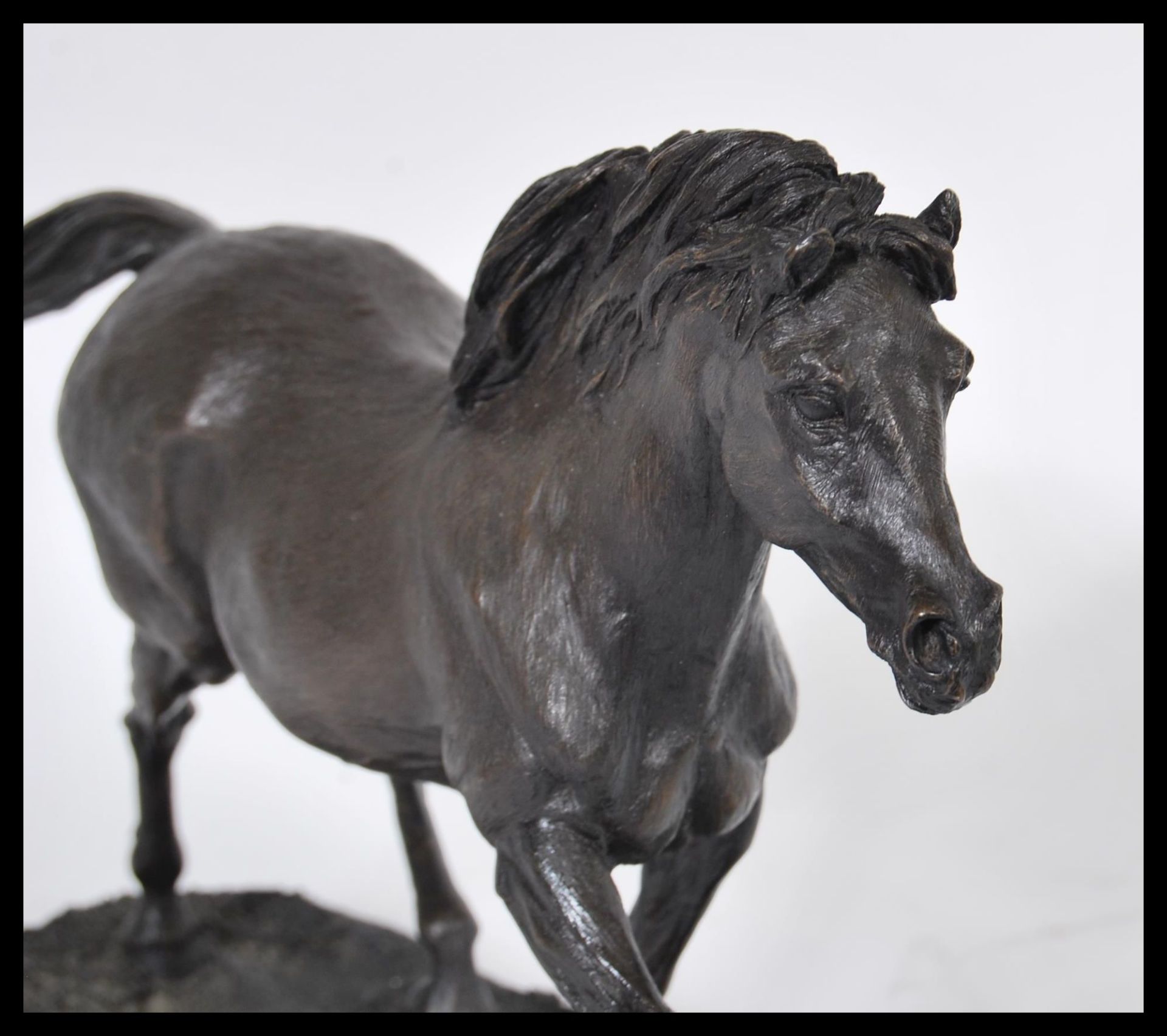 A 20th Century contemporary bronzed / bronze effect figurine depicting an Arab horse raised on - Bild 3 aus 6