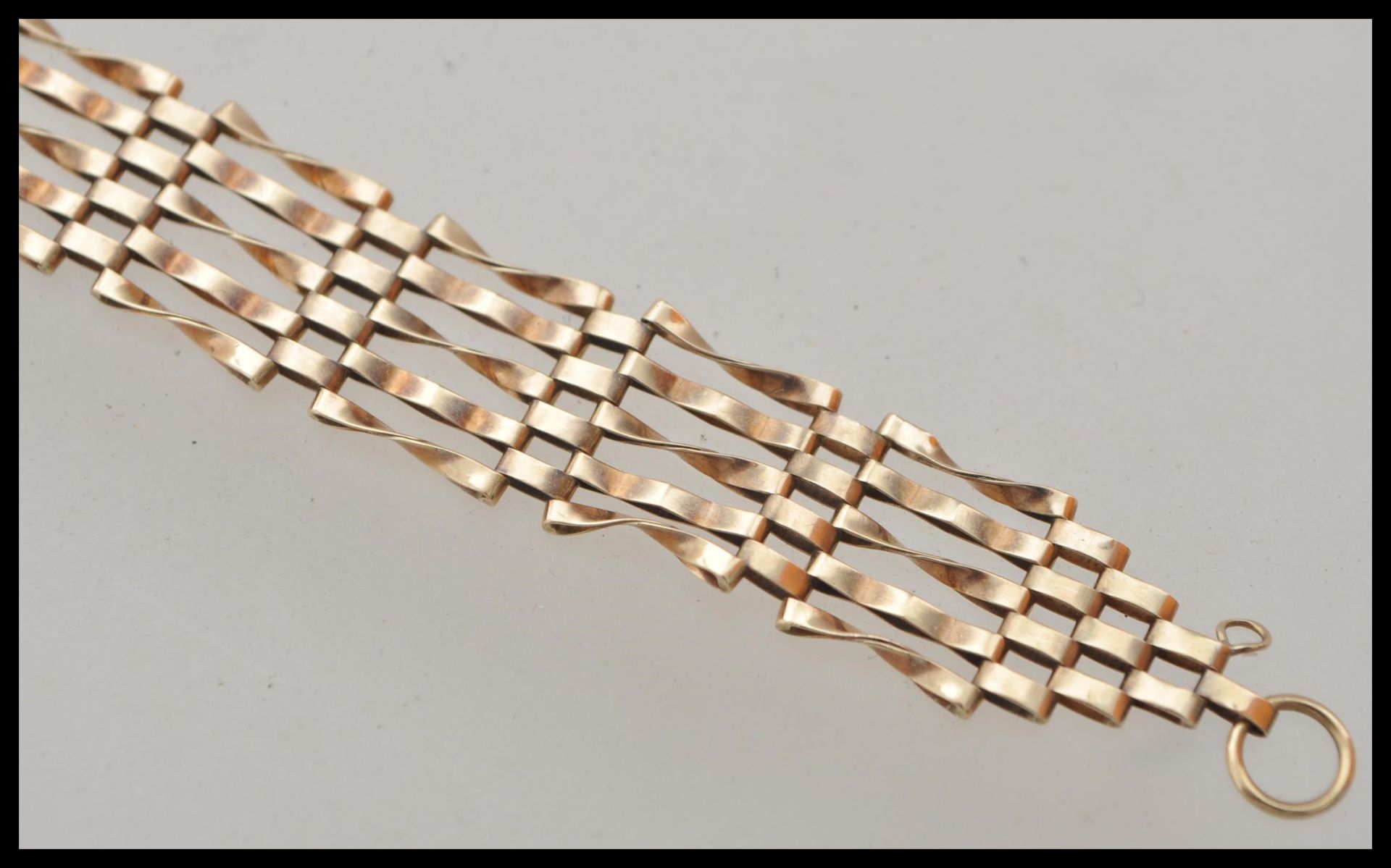 An early 20th Century unmarked 9ct gold decorative lattice work linked bracelet. Unmarked but - Bild 2 aus 3