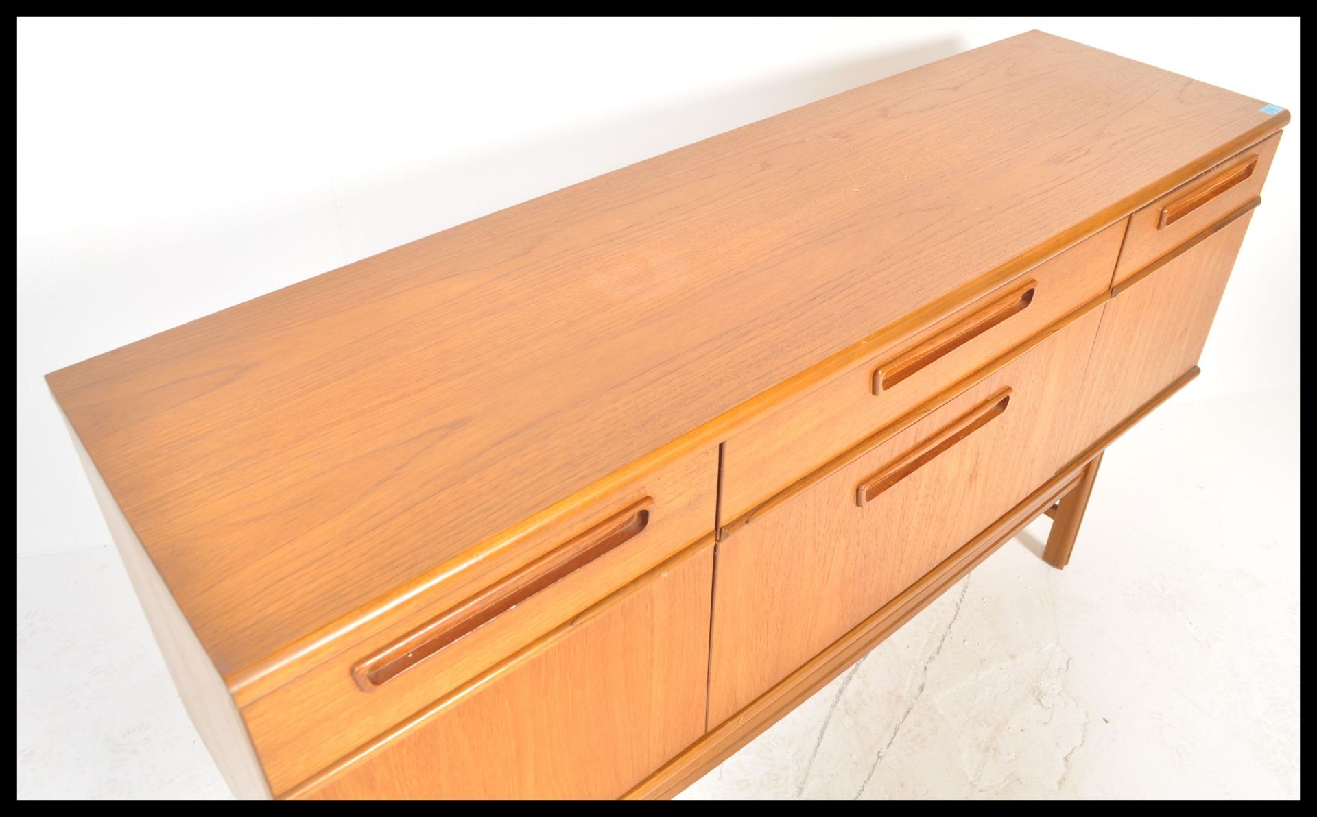 A retro 20th Century teak wood sideboard / credenza by Nathan,having a configuration of drawers - Bild 3 aus 5