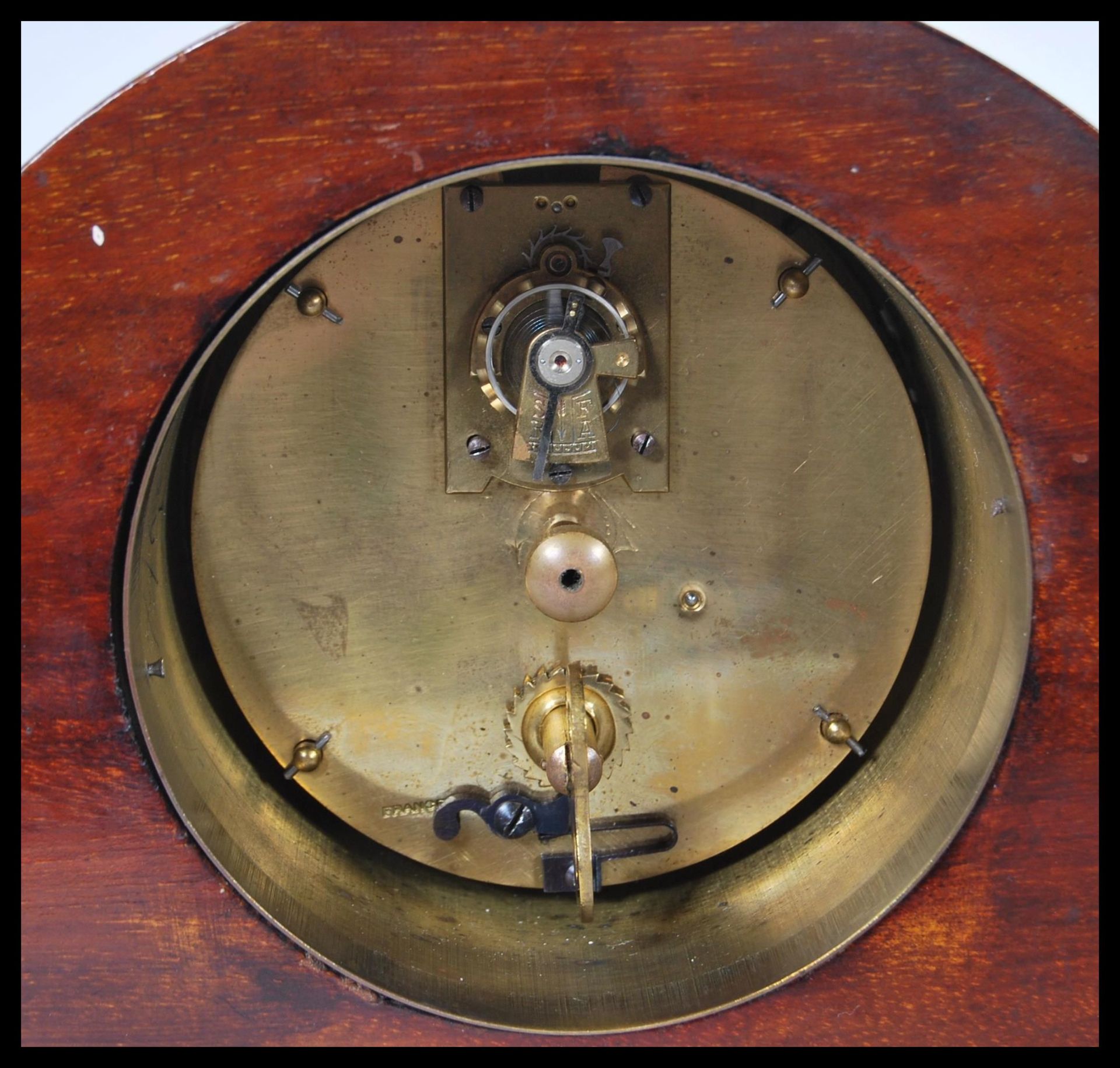 An early 20th Century French mahogany mantel clock having inlay decoration. The white enamel face - Bild 3 aus 4