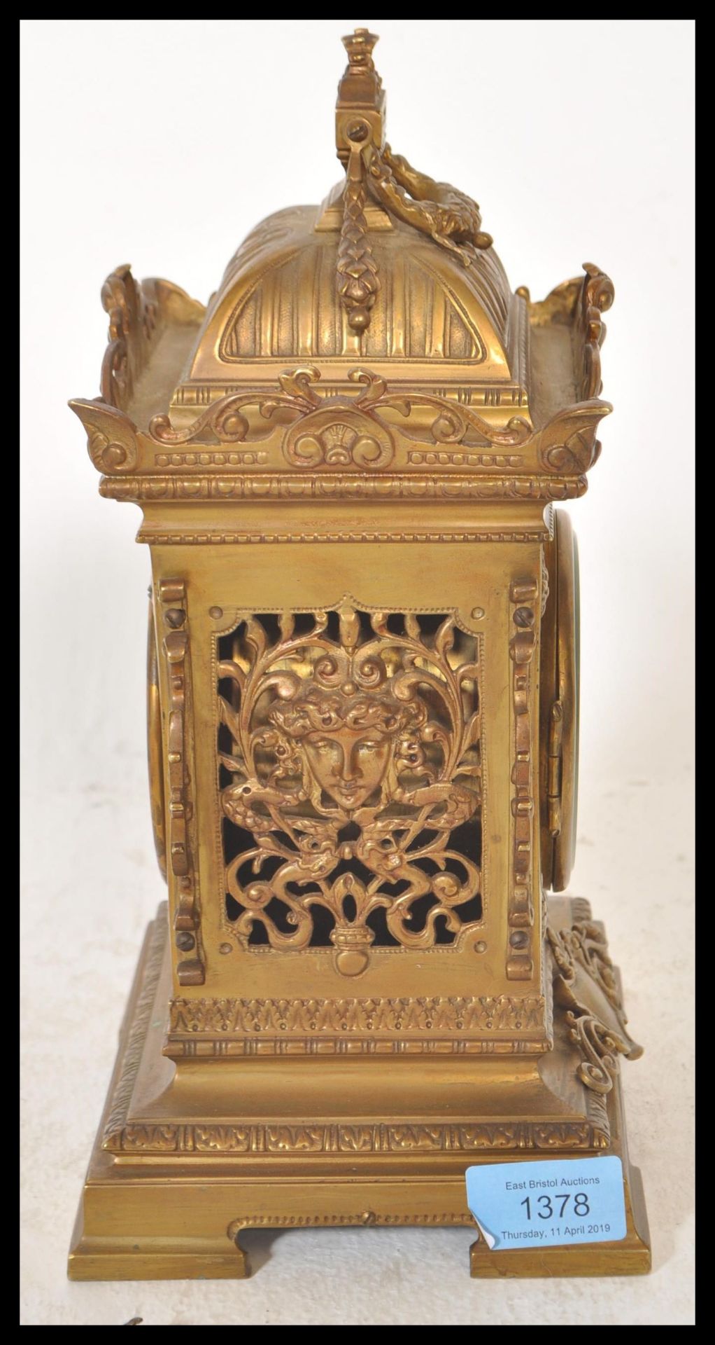 A 19th Century Victorian gilt brass mantel clock raised on a bracket base with armorial decoration - Bild 5 aus 6
