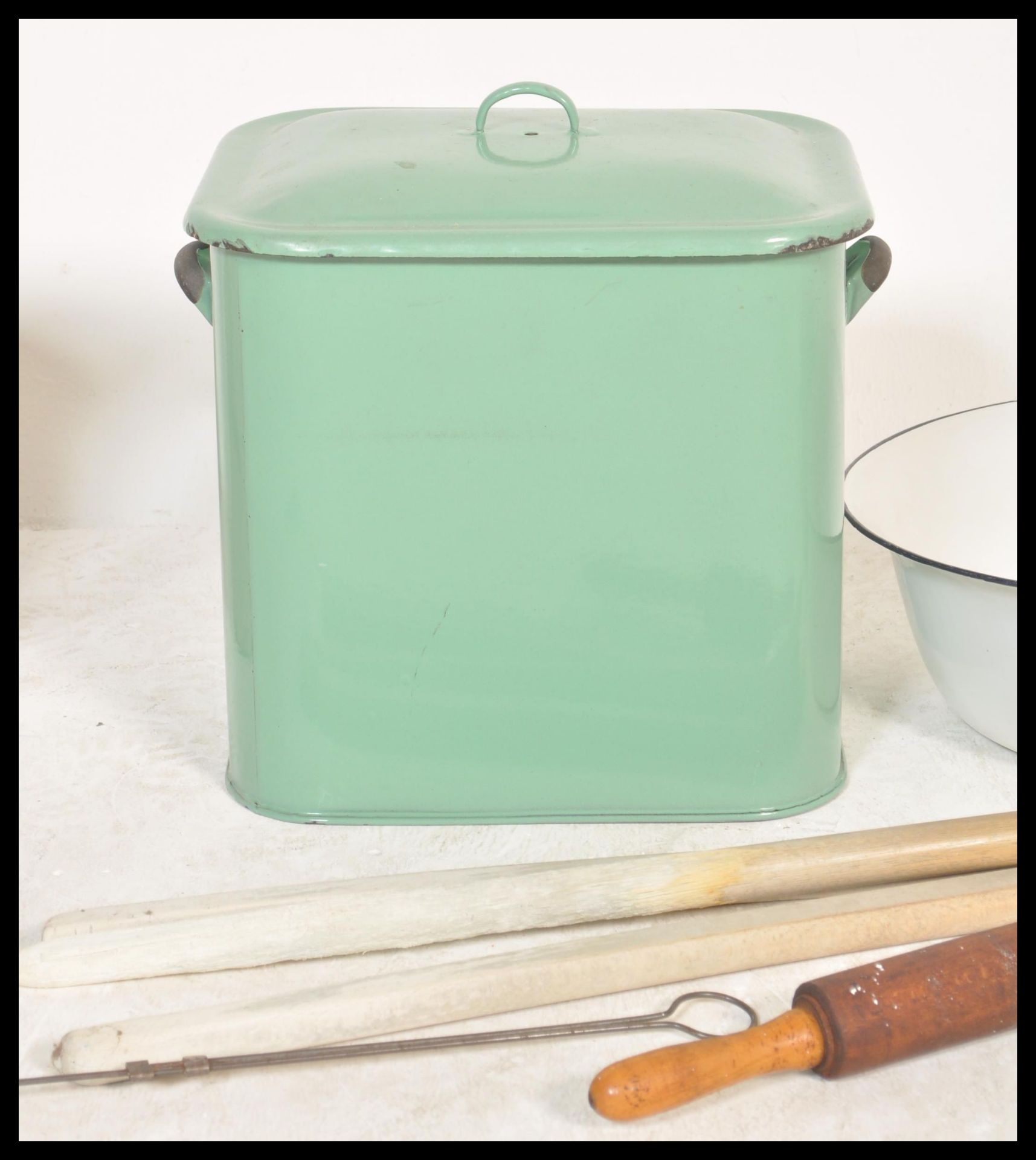 A collection of vintage 20th Century enamel wares to include bread bin, together with wash bowl - Bild 3 aus 6