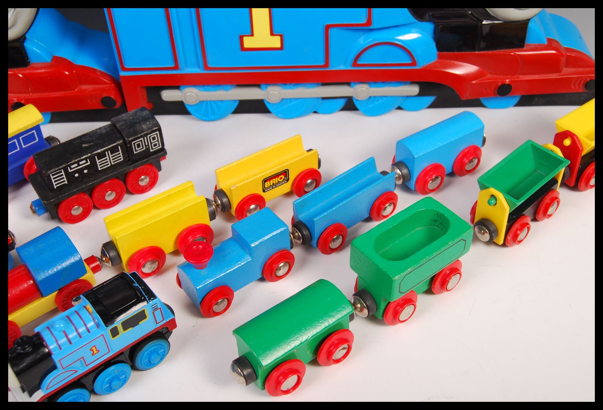 BRIO AND ASSOCIATED LOCOS AND CARRIAGES WITH SOME THOMAS THE TANK ENGINE - Bild 3 aus 3