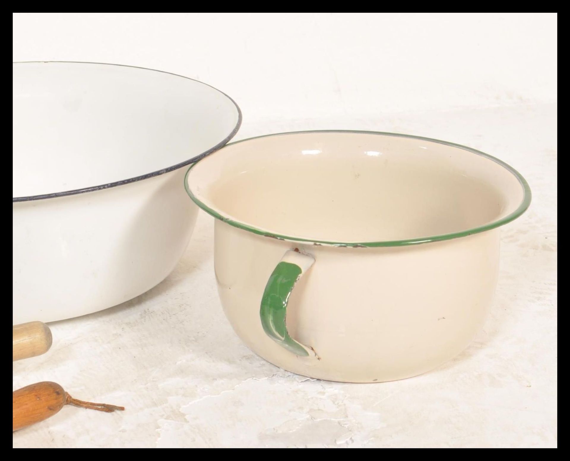 A collection of vintage 20th Century enamel wares to include bread bin, together with wash bowl - Bild 5 aus 6
