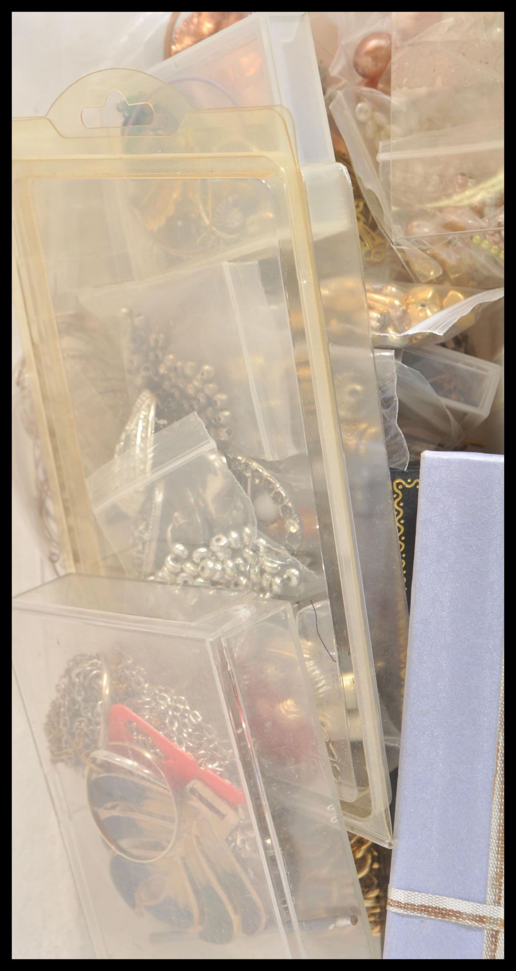 A large collection of vintage costume jewellery for jewellery making and repair including many - Bild 2 aus 8