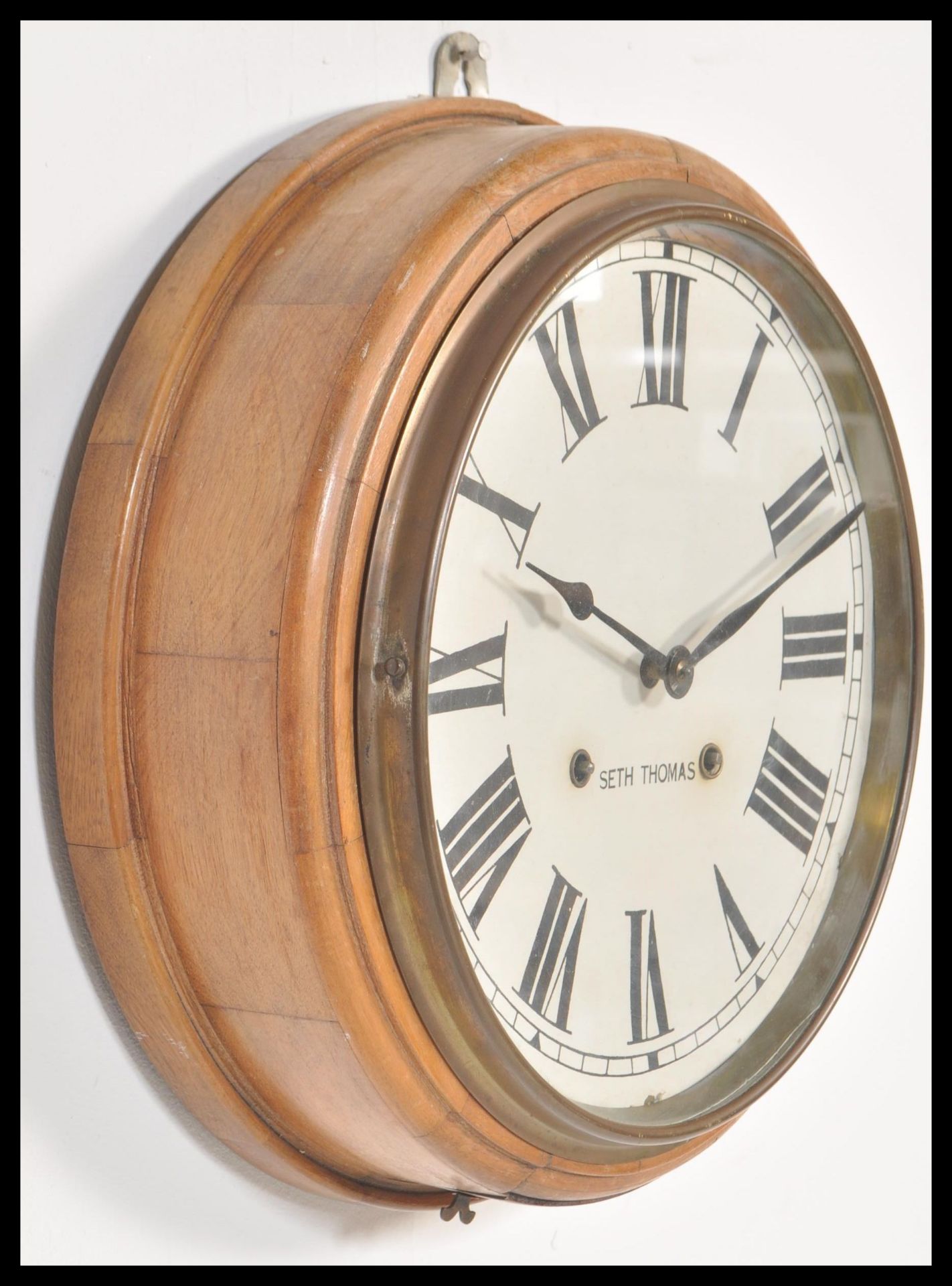 An early 20th Century Edwardian mahogany cased Station clock, the circular clock with Roman - Bild 4 aus 5
