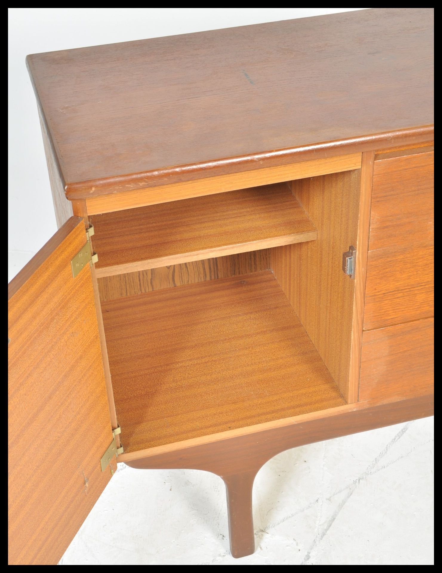 A vintage retro 20th Century teak wood sideboard of small proportions having central bank of three - Bild 4 aus 5