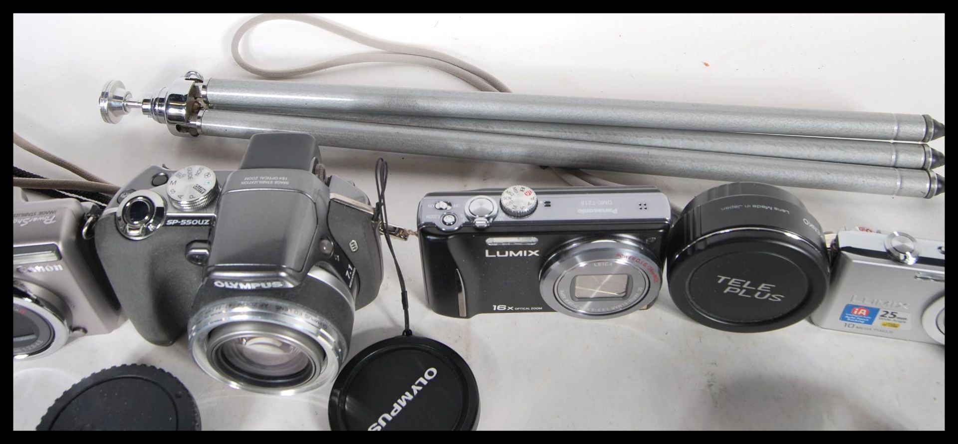 A collection of digital cameras to include an Olympus, Lumix cameras, accessories, Canon - Bild 6 aus 6