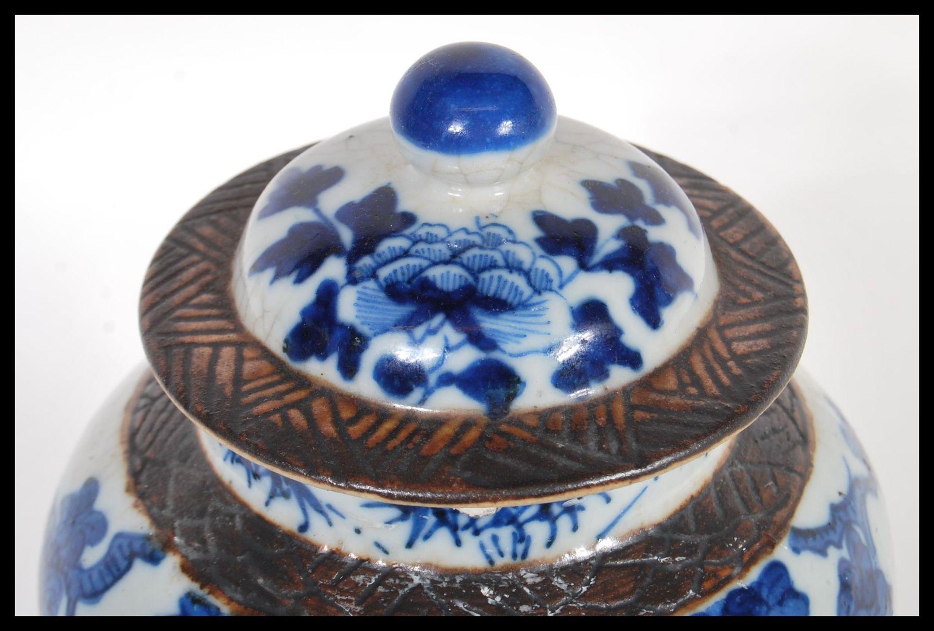 A 19th Century Chinese lidded jar or vase and cover having a crackle glaze ground with blue hand - Bild 3 aus 6