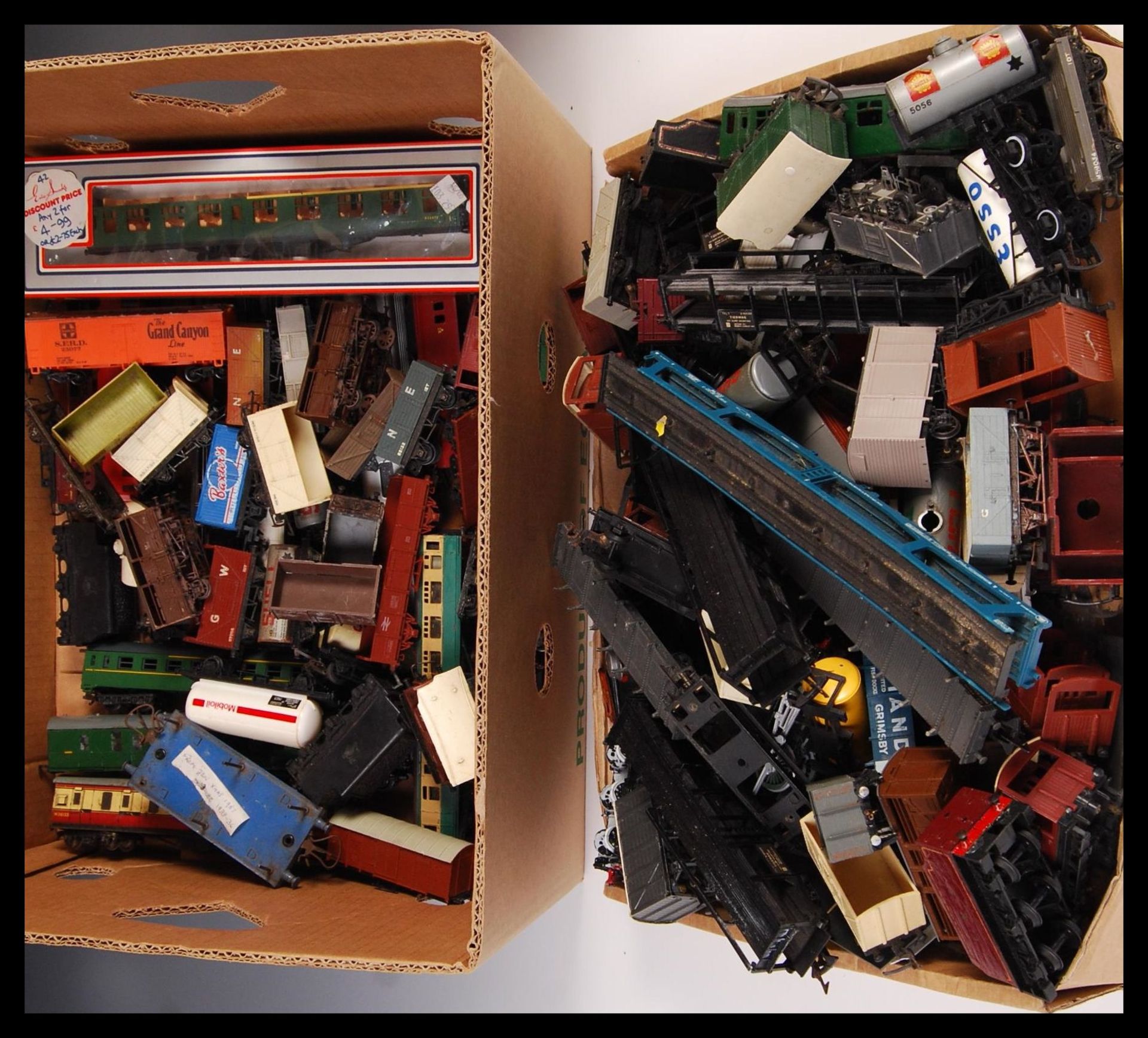 ASSORTED 00 GAUGE MODEL RAILWAY TRAINSET LOCOMOTIVES AND ROLLING STOCK