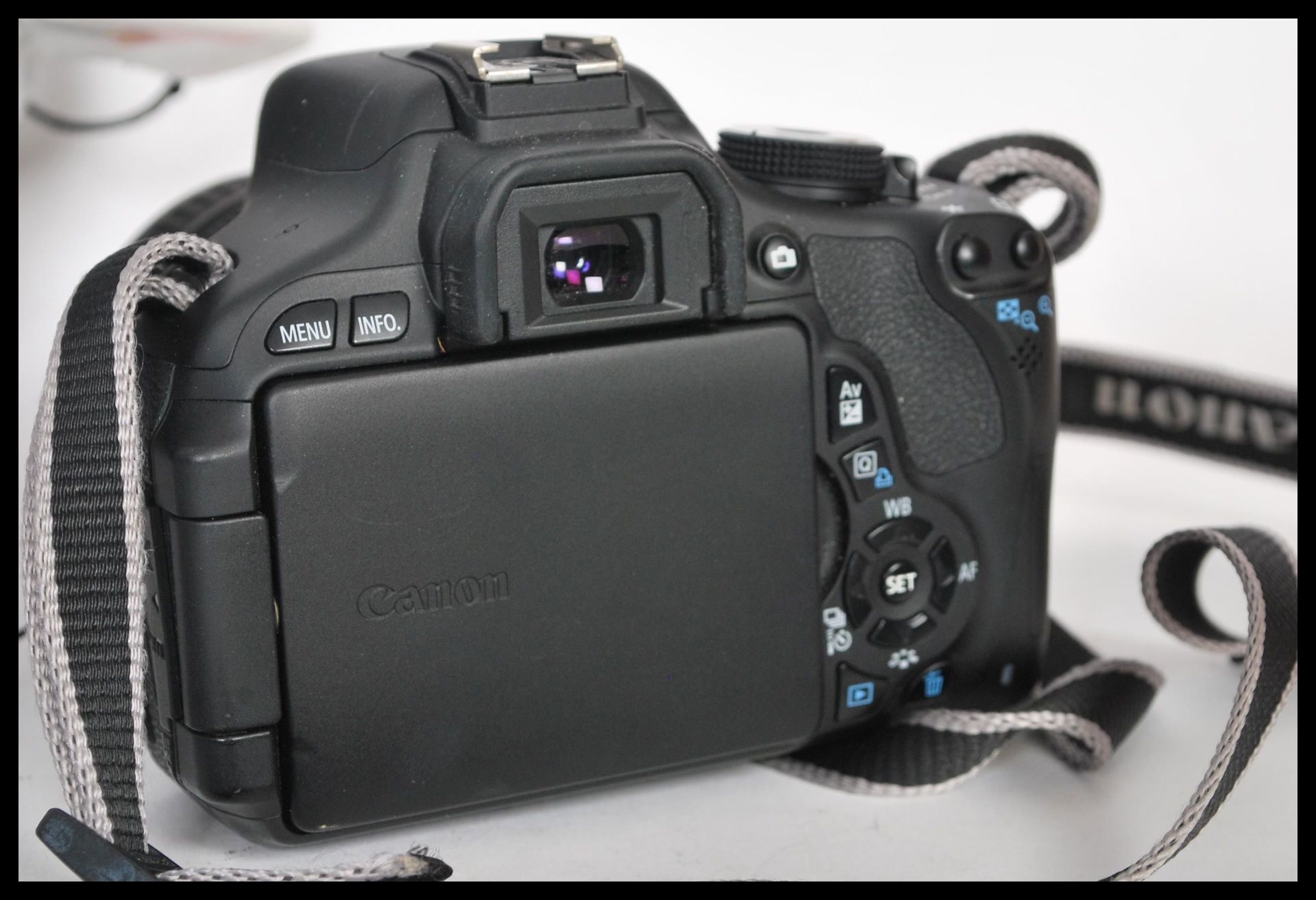 A Canon EOS 600D digital camera in working order, with carry case, charger, power lead, spare - Bild 5 aus 7