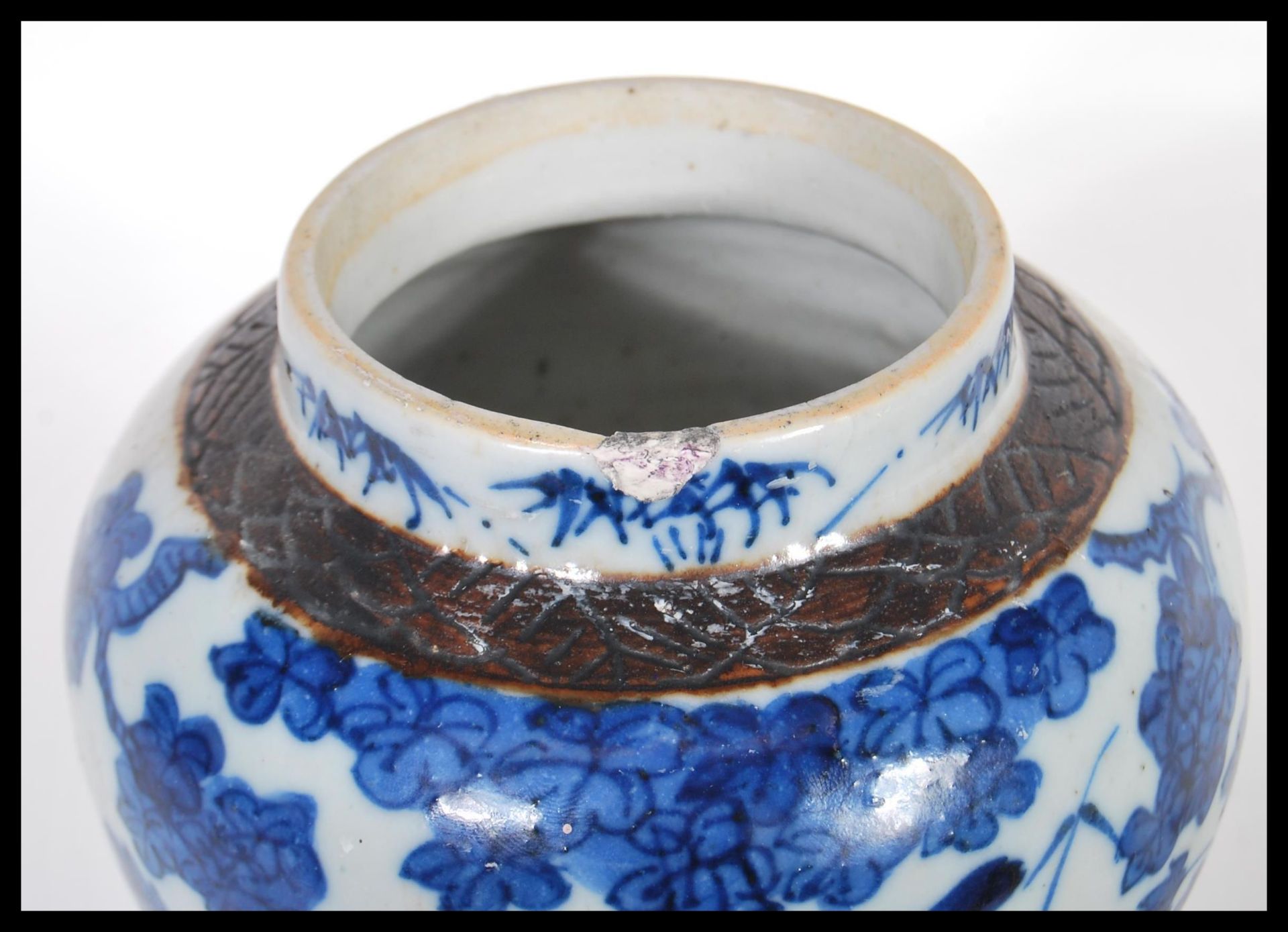 A 19th Century Chinese lidded jar or vase and cover having a crackle glaze ground with blue hand - Bild 5 aus 6