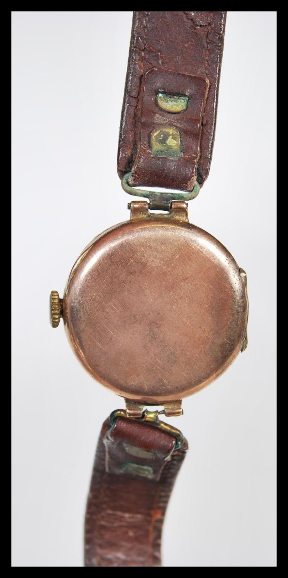 An early 20th Century Art Deco 9ct gold ladies wrist watch with a round face with a gilt dial, - Bild 4 aus 6