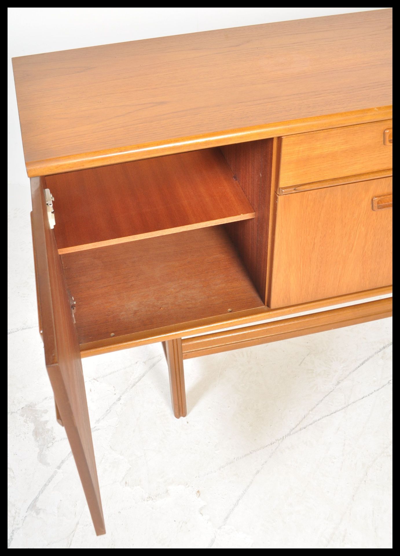 A retro 20th Century teak wood sideboard / credenza by Nathan,having a configuration of drawers - Bild 4 aus 5