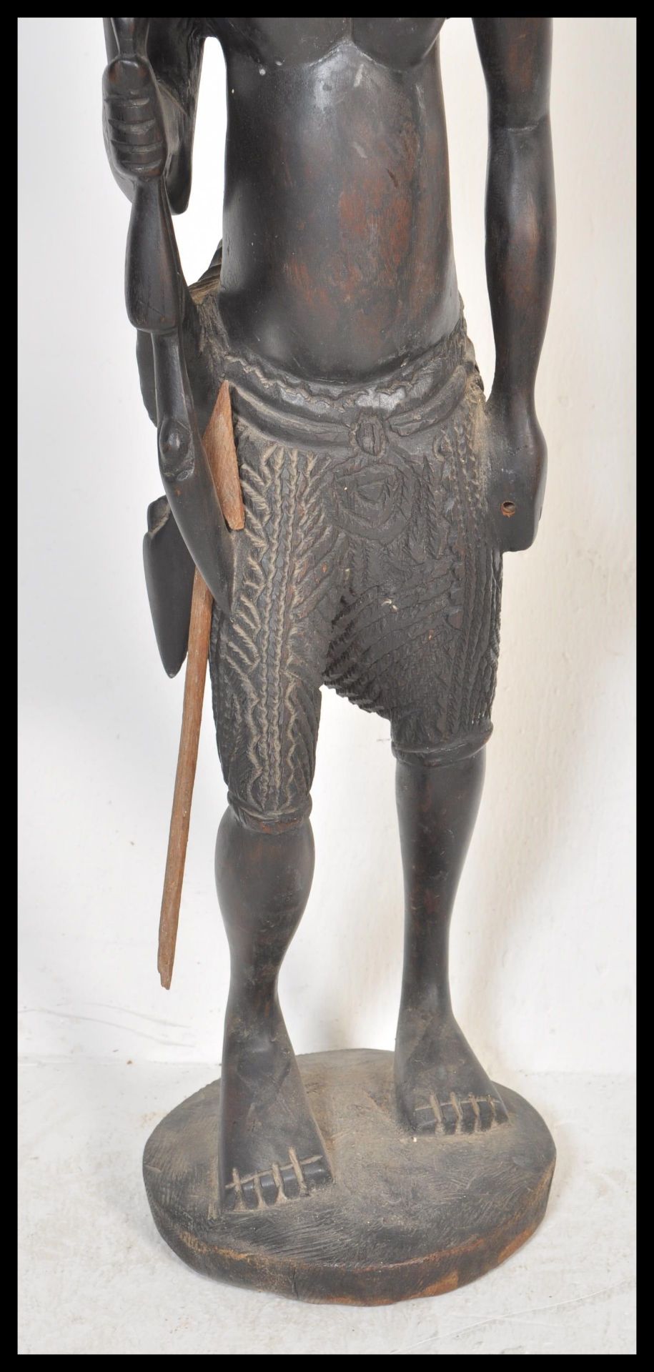 Two 20th Century African carved wooden artifacts to include a large ebony warrior fertility statue - Bild 5 aus 7