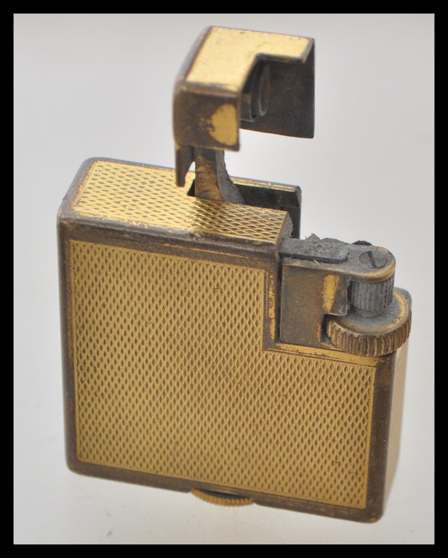 A vintage 20th Century smoking interest Dunhill Monaco cigarette lighter having a gold tone finish - Bild 3 aus 4