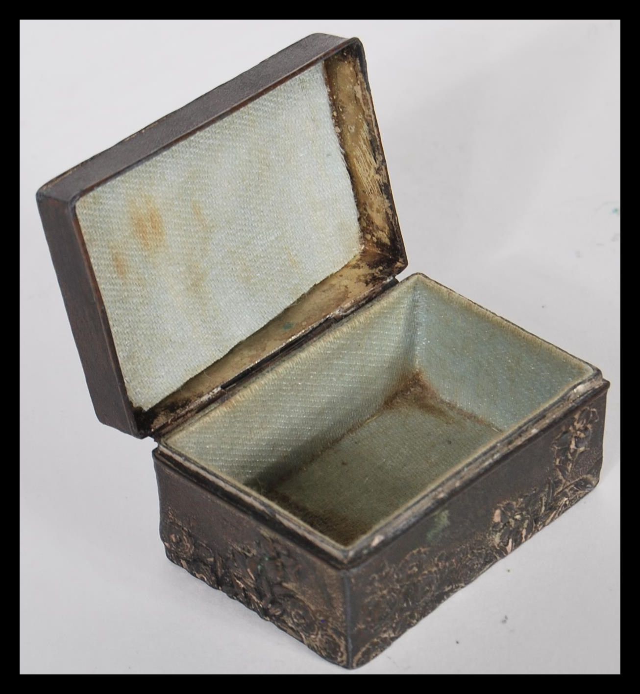 A 19th Century Chinese white metal snuff box / pill pot having relief decoration depicting a - Image 5 of 5