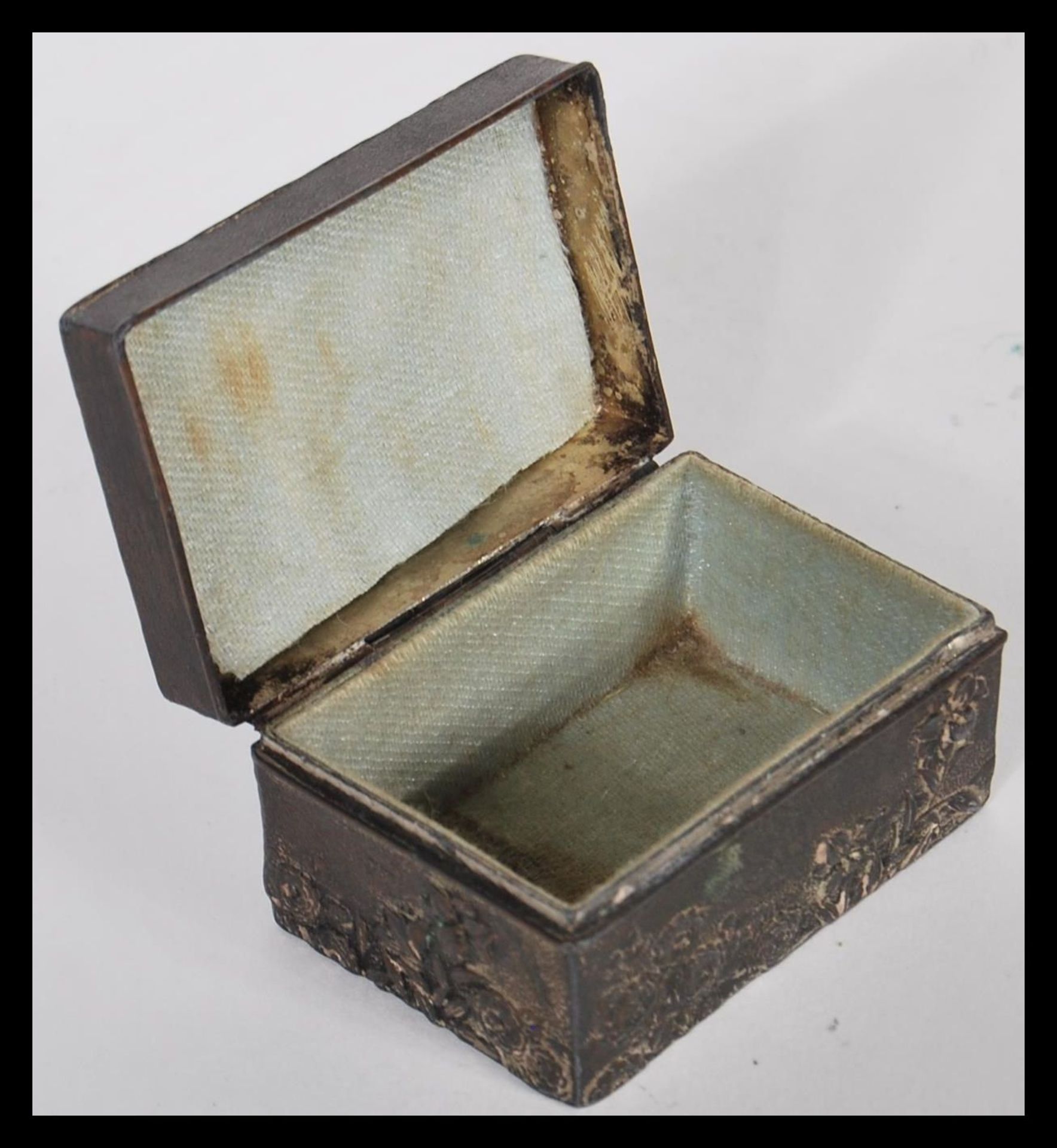 A 19th Century Chinese white metal snuff box / pill pot having relief decoration depicting a - Bild 5 aus 5