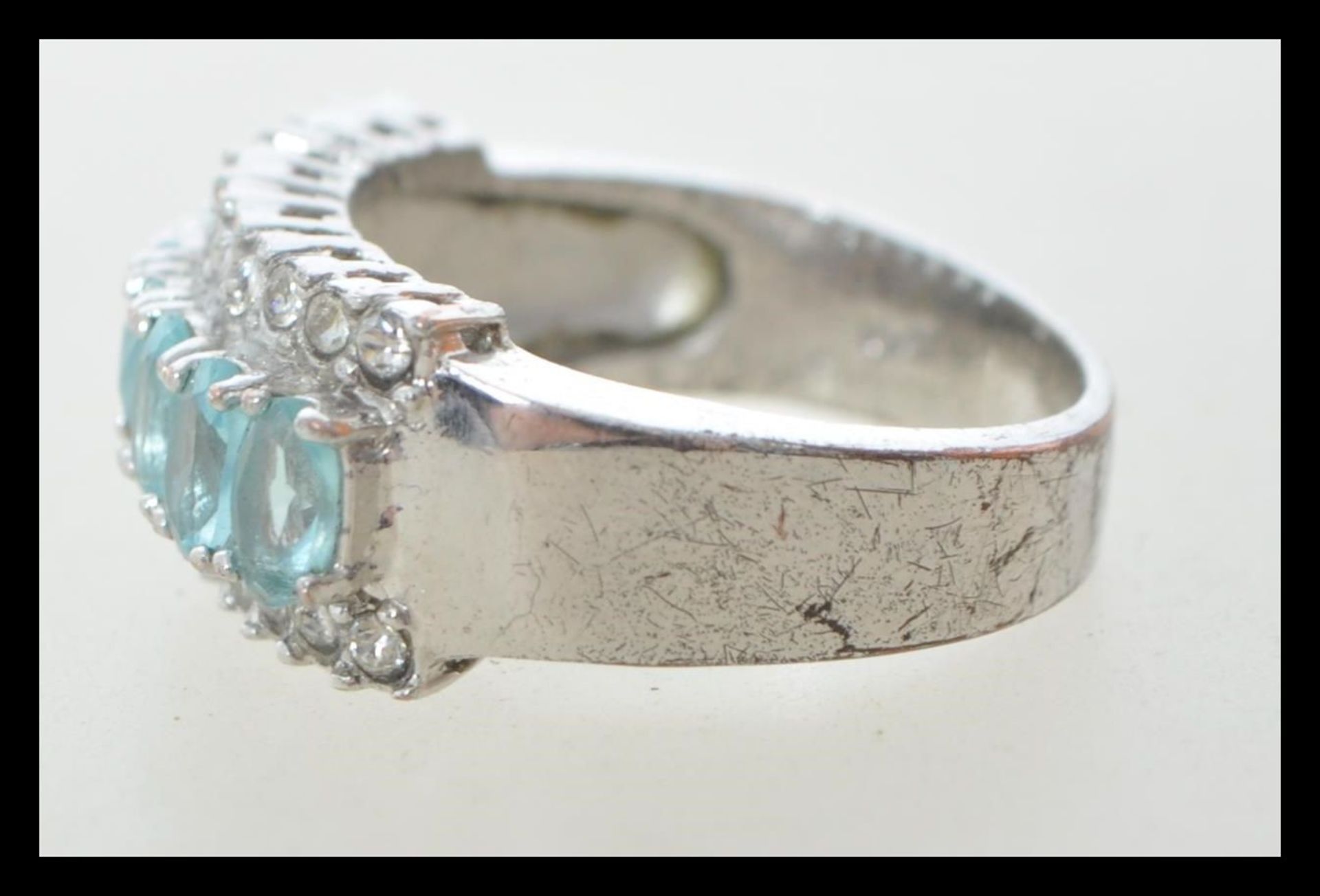 A white metal stamped 10k dress ring having central line of blue faceted stones flanked by two - Bild 4 aus 4