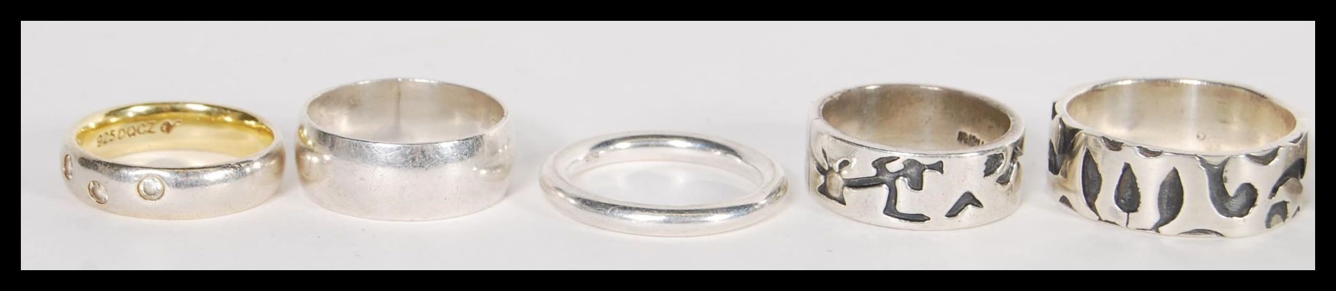 A group of 12 sterling silver band rings to include white stone set example, cross over ring, - Bild 2 aus 7