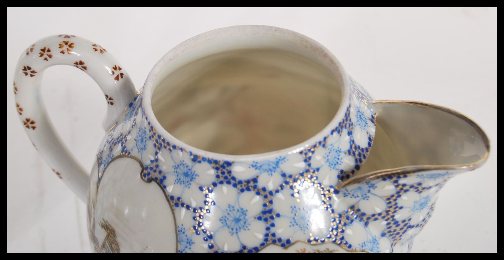 A 20th Century Japanese tea set consisting of hand painted cartouche tea pot, water jug and twin - Bild 6 aus 9