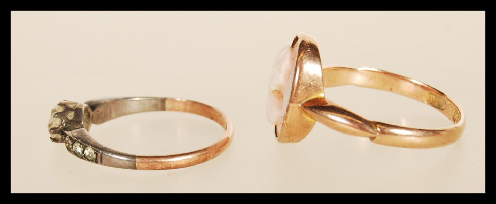 A hallmarked 9ct gold ring set with a pink and white stone oval cameo, hallmarked Birmingham 1967 ( - Bild 2 aus 5
