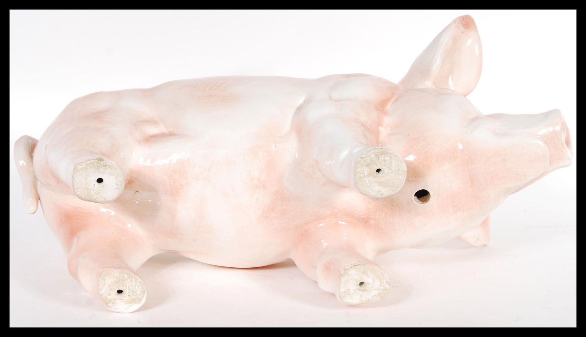 A large mid 20th Century butchers shop advertising point of sale ceramic pig, the pig on all fours - Bild 4 aus 4