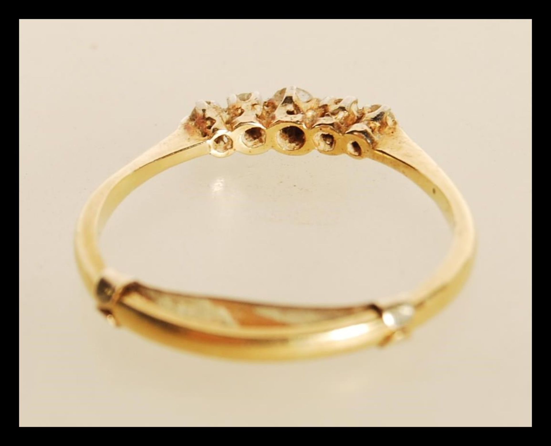 A stamped 18ct gold ring prong set with five diamonds, with a stamped 9ct size adjuster. Weight 2. - Bild 3 aus 3