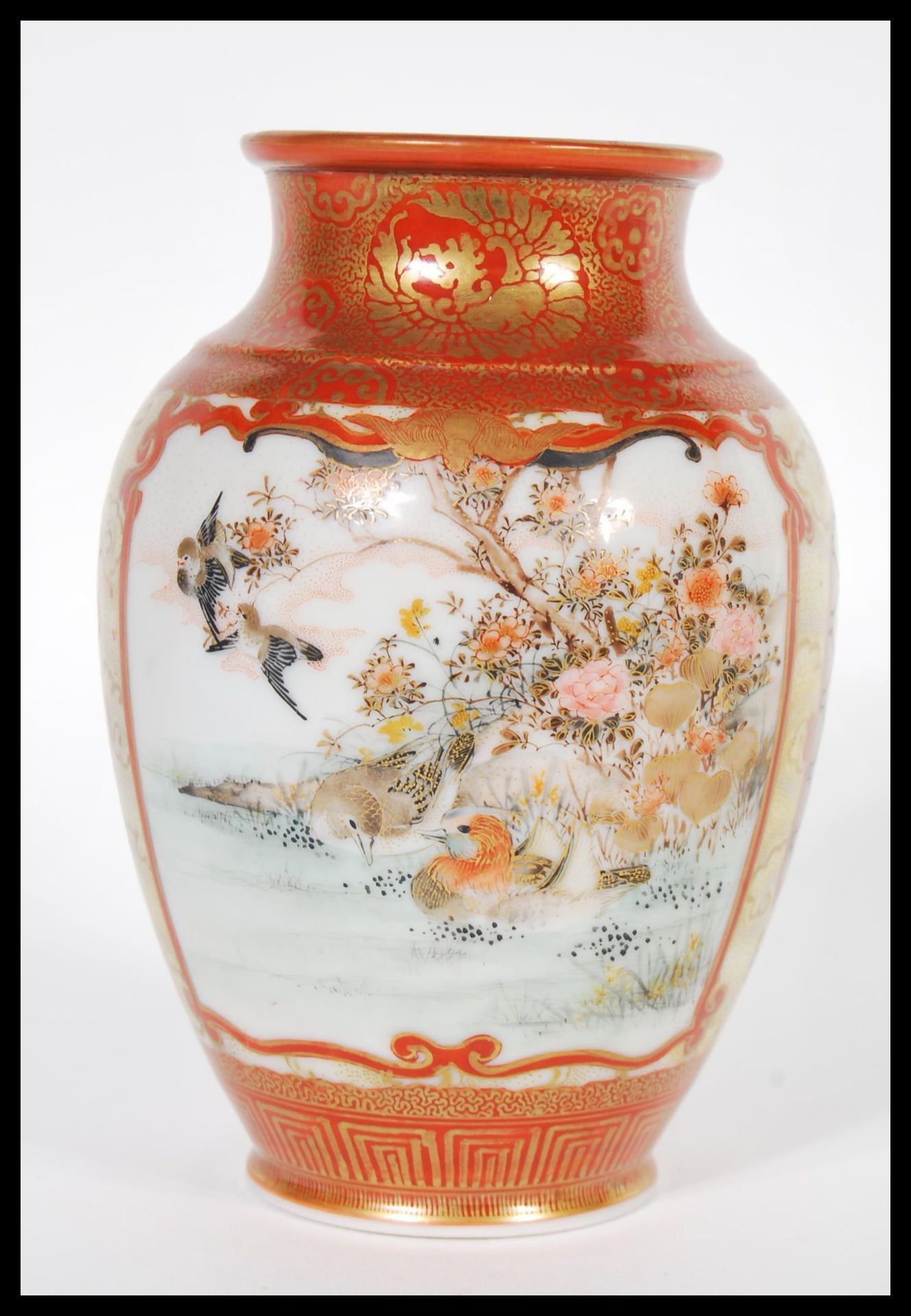 A 19th Century Japanese Kutani Meiji period Satsuma ware vase of globular form having detailed - Bild 3 aus 5