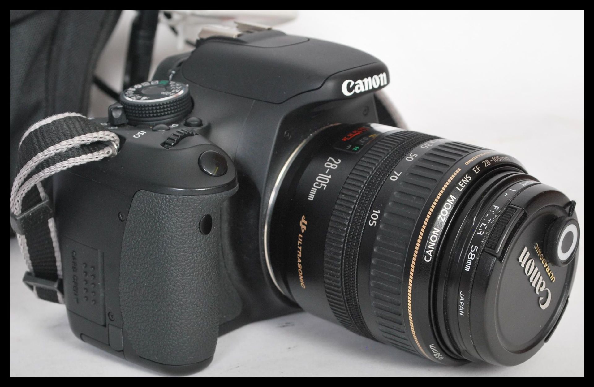 A Canon EOS 600D digital camera in working order, with carry case, charger, power lead, spare - Bild 3 aus 7