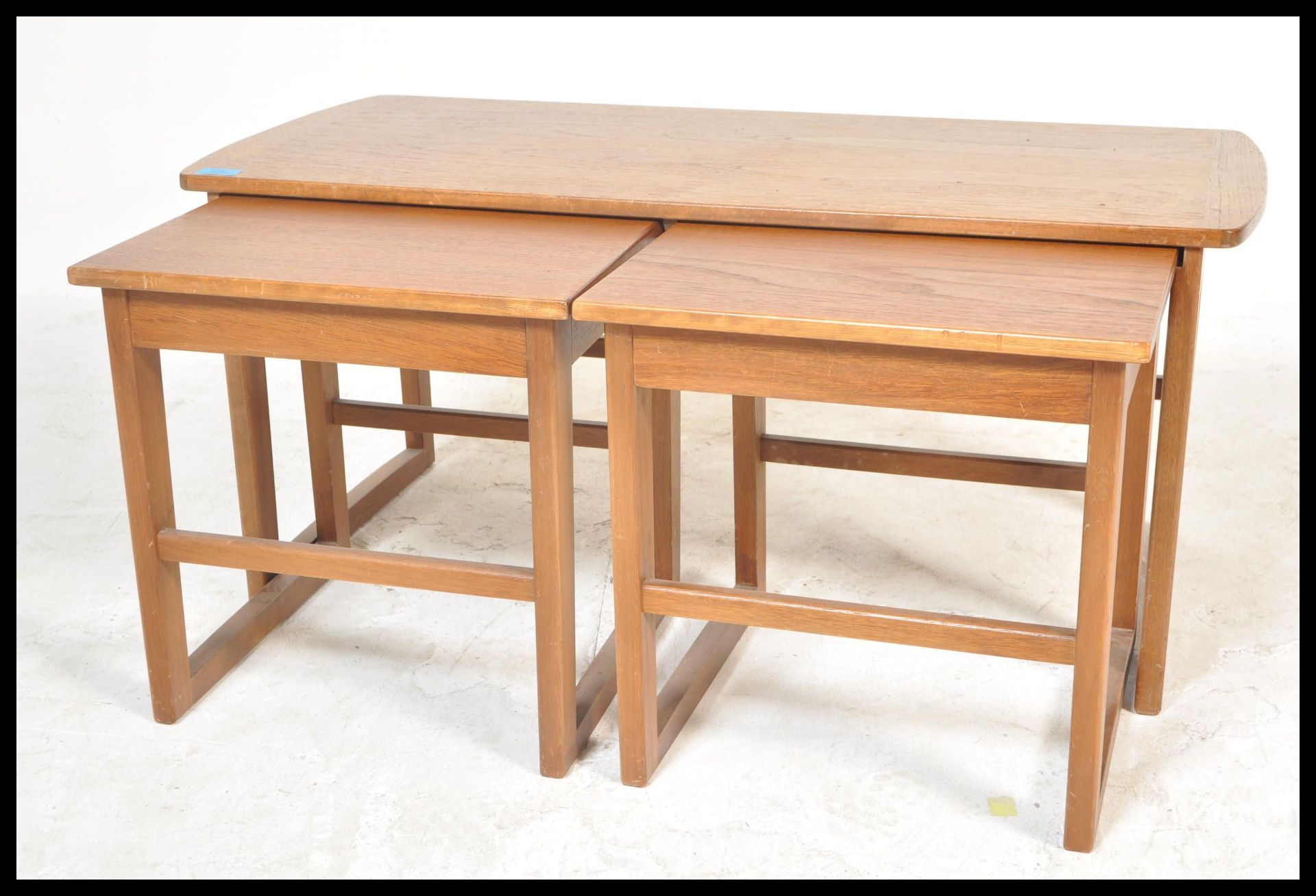A retro 20th Century teak wood Danish inspired occasional coffee nest of tables consisting of long - Bild 2 aus 3